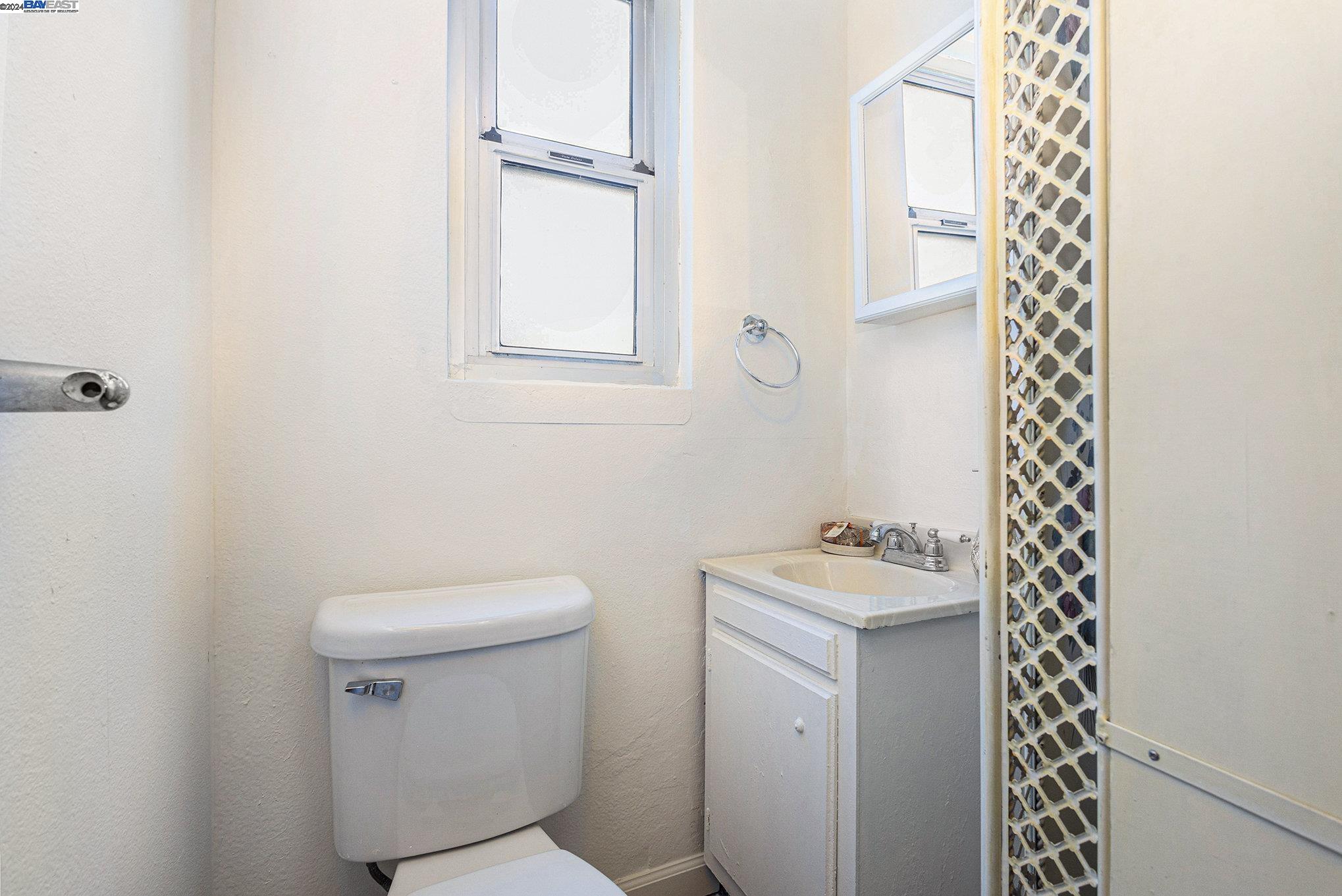 Detail Gallery Image 27 of 32 For 19525 Yuma St, Castro Valley,  CA 94546 - 3 Beds | 2/1 Baths