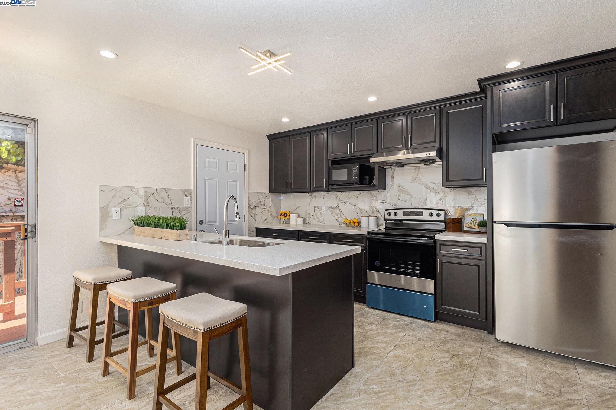 Detail Gallery Image 10 of 32 For 19525 Yuma St, Castro Valley,  CA 94546 - 3 Beds | 2/1 Baths