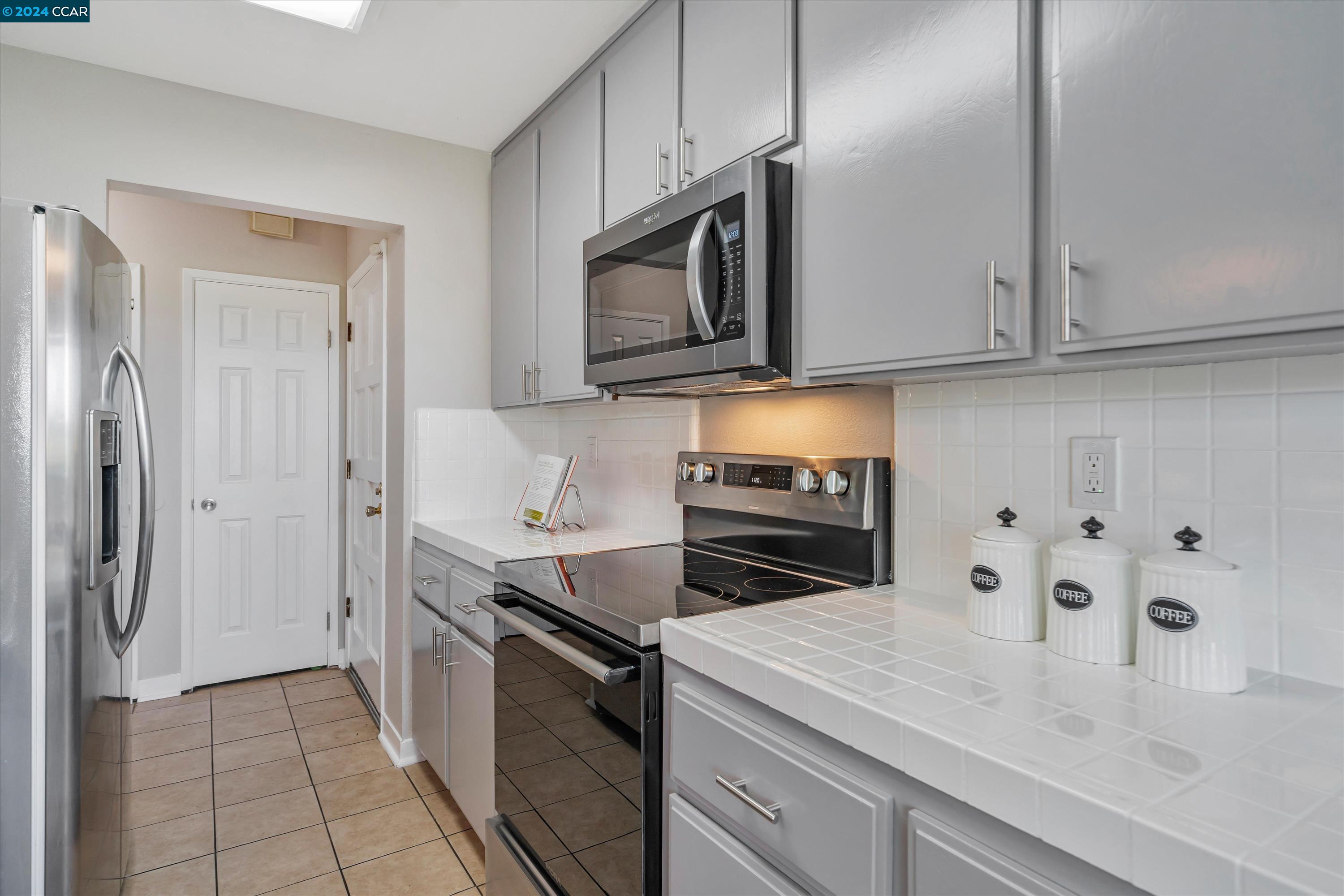 Detail Gallery Image 5 of 56 For 21117 Gary Dr #112,  Hayward,  CA 94546 - 3 Beds | 2 Baths