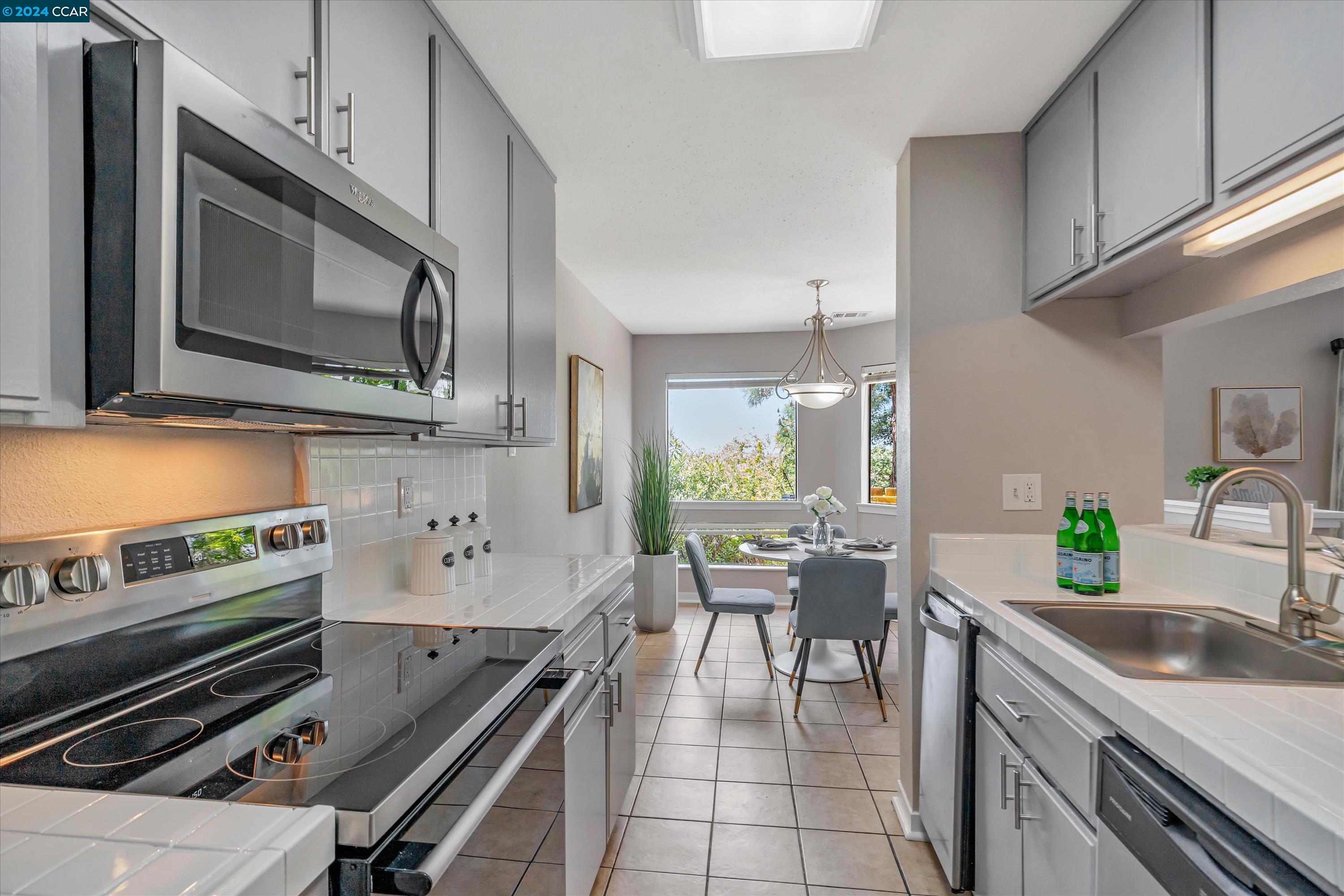 Detail Gallery Image 8 of 56 For 21117 Gary Dr #112,  Hayward,  CA 94546 - 3 Beds | 2 Baths