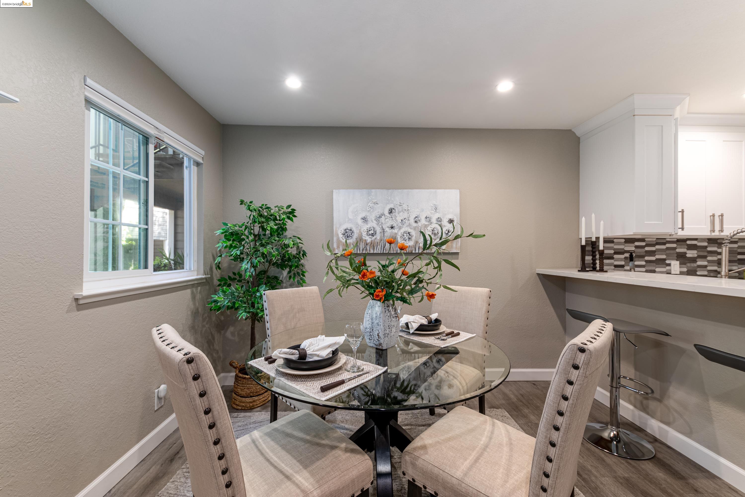 Detail Gallery Image 5 of 30 For 475 Canyon Oaks Dr #APT C,  Oakland,  CA 94605 - 2 Beds | 2 Baths