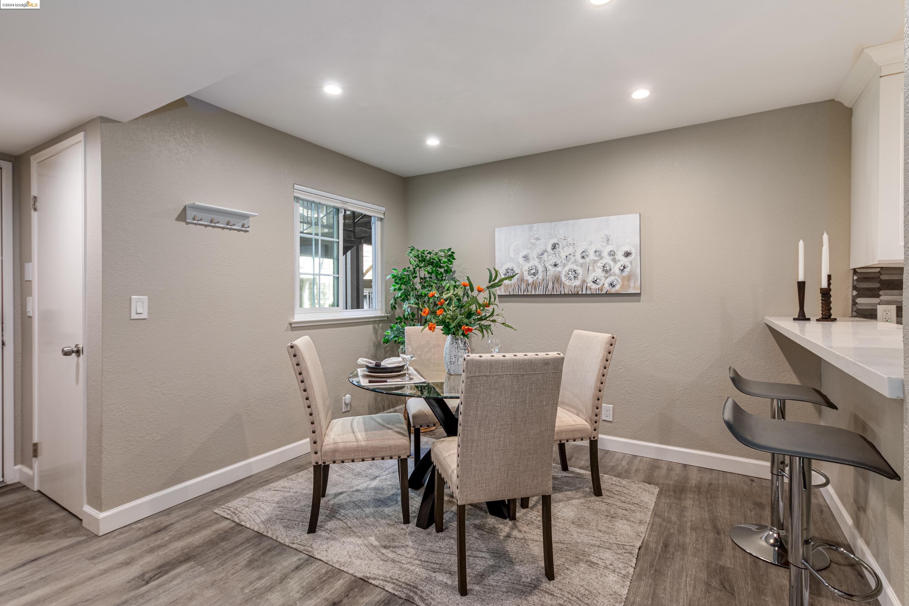 Detail Gallery Image 6 of 30 For 475 Canyon Oaks Dr #APT C,  Oakland,  CA 94605 - 2 Beds | 2 Baths