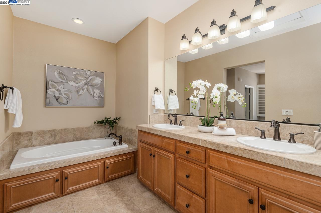 Detail Gallery Image 10 of 29 For 560 Dovecote Lane #1,  Livermore,  CA 94551 - 2 Beds | 2 Baths