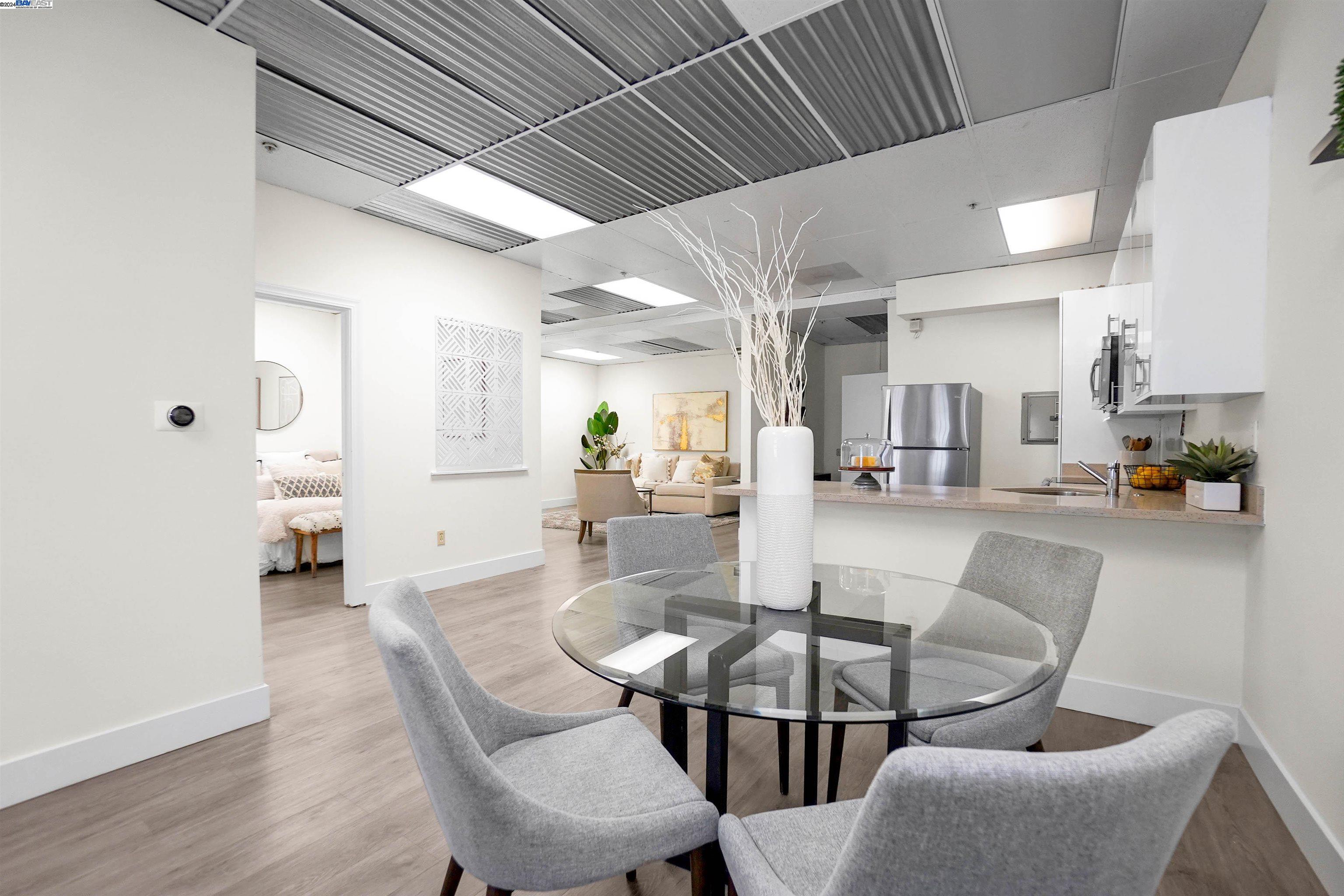 Detail Gallery Image 1 of 30 For 850 W Grand Ave #B,  Oakland,  CA 94607 - 2 Beds | 1 Baths