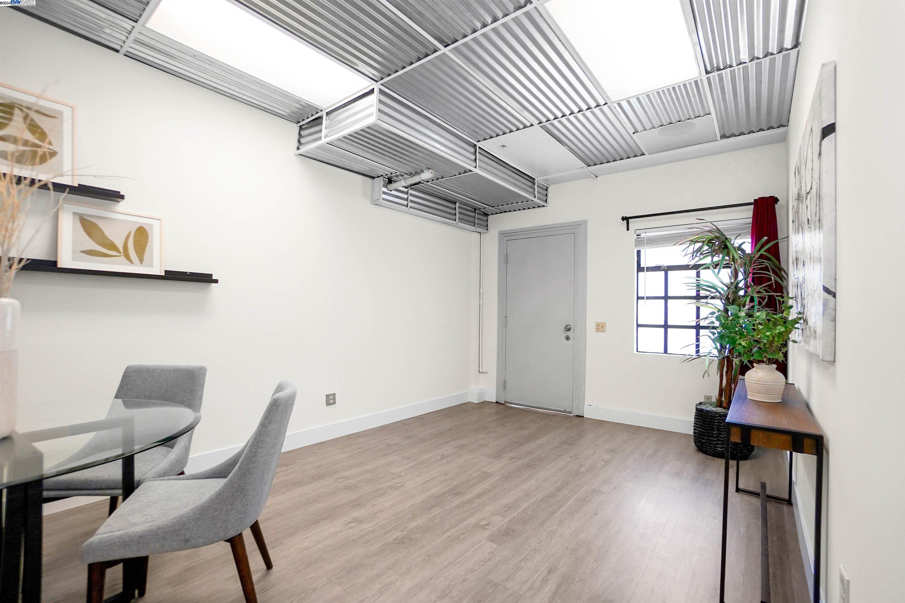 Detail Gallery Image 4 of 30 For 850 W Grand Ave #B,  Oakland,  CA 94607 - 2 Beds | 1 Baths