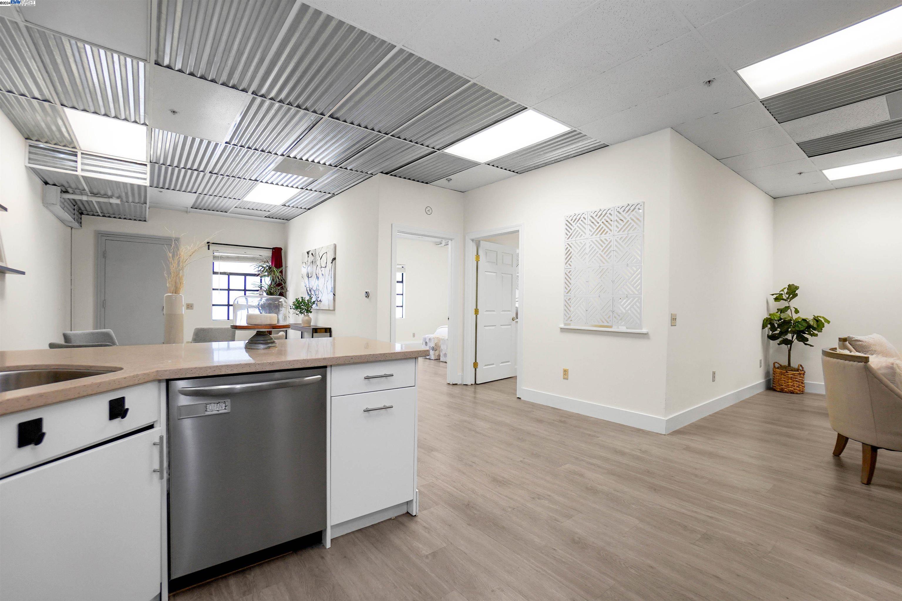 Detail Gallery Image 7 of 30 For 850 W Grand Ave #B,  Oakland,  CA 94607 - 2 Beds | 1 Baths