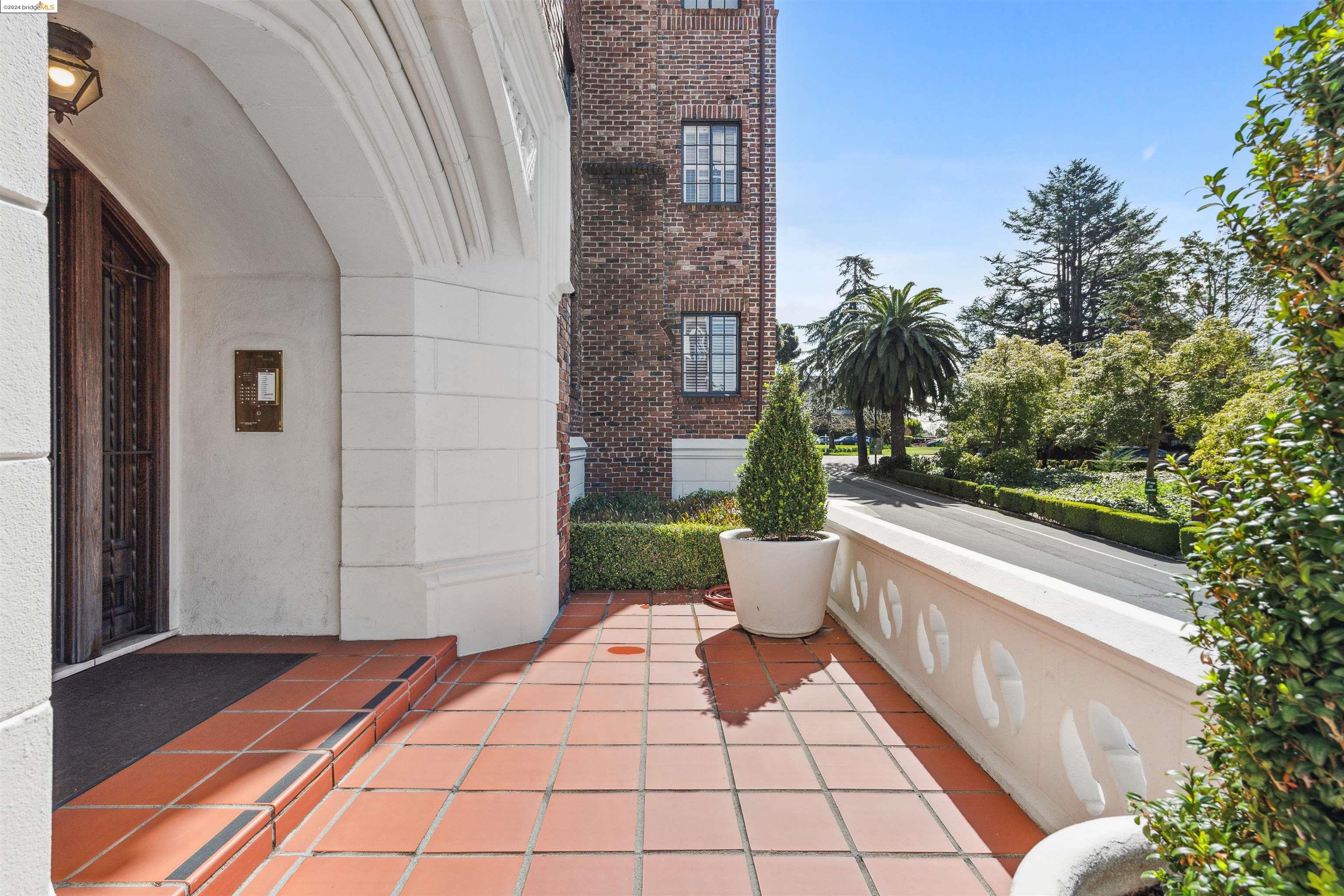 Detail Gallery Image 4 of 60 For 5301 Broadway Terrace #10,  Oakland,  CA 94618 - 2 Beds | 2 Baths