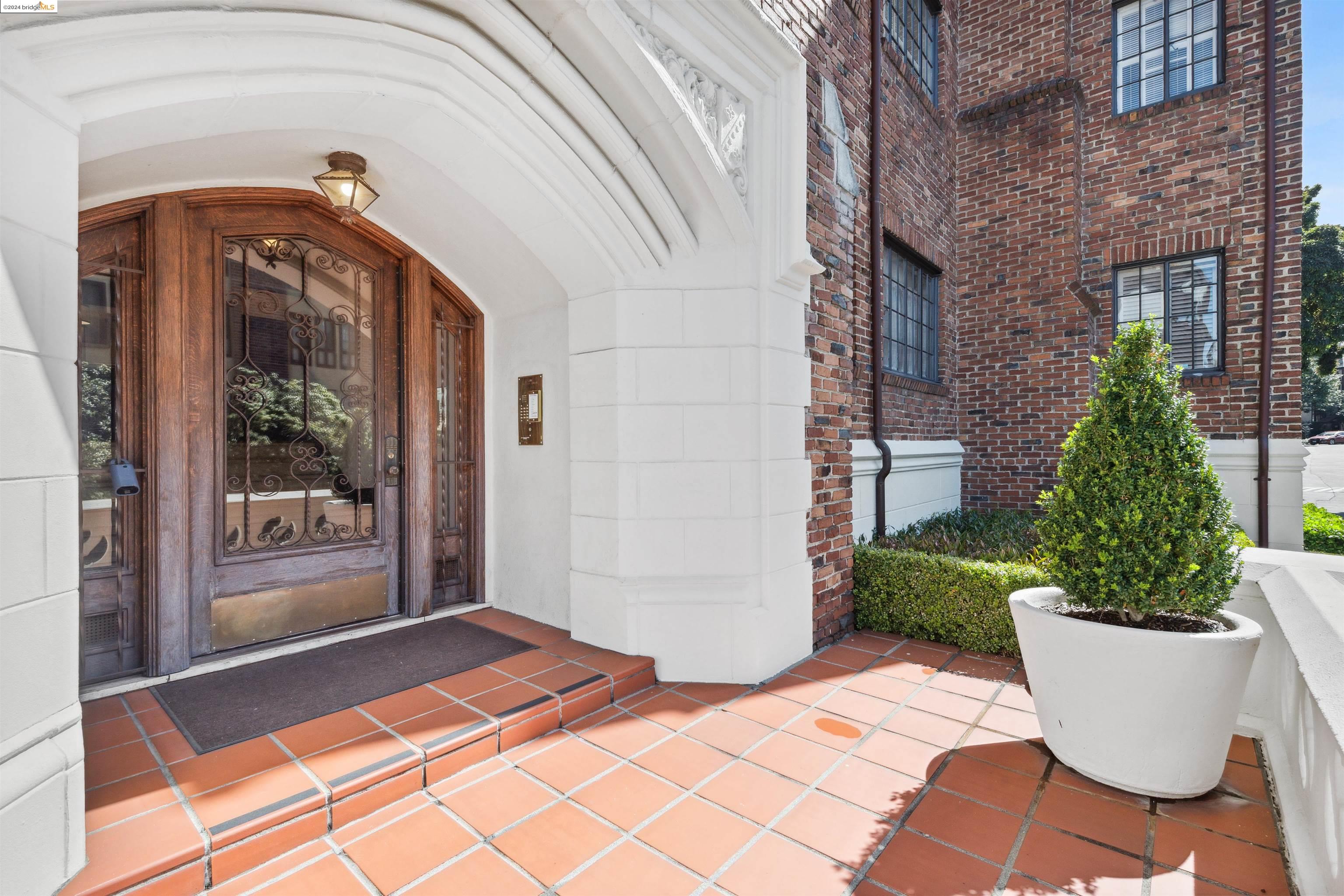 Detail Gallery Image 5 of 60 For 5301 Broadway Terrace #10,  Oakland,  CA 94618 - 2 Beds | 2 Baths