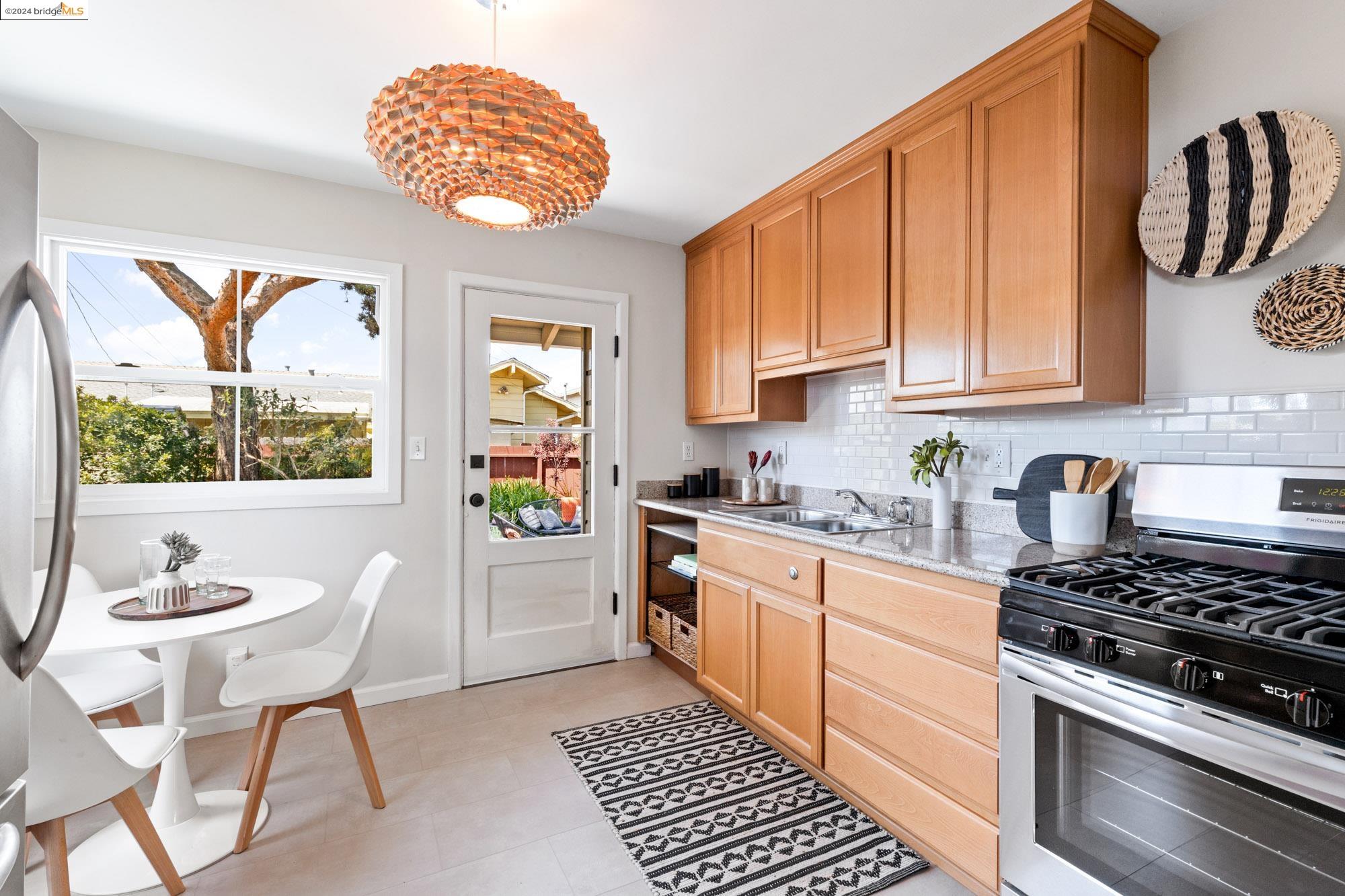 Detail Gallery Image 9 of 32 For 218 Brush Street #C,  Alameda,  CA 94501 - 2 Beds | 1 Baths