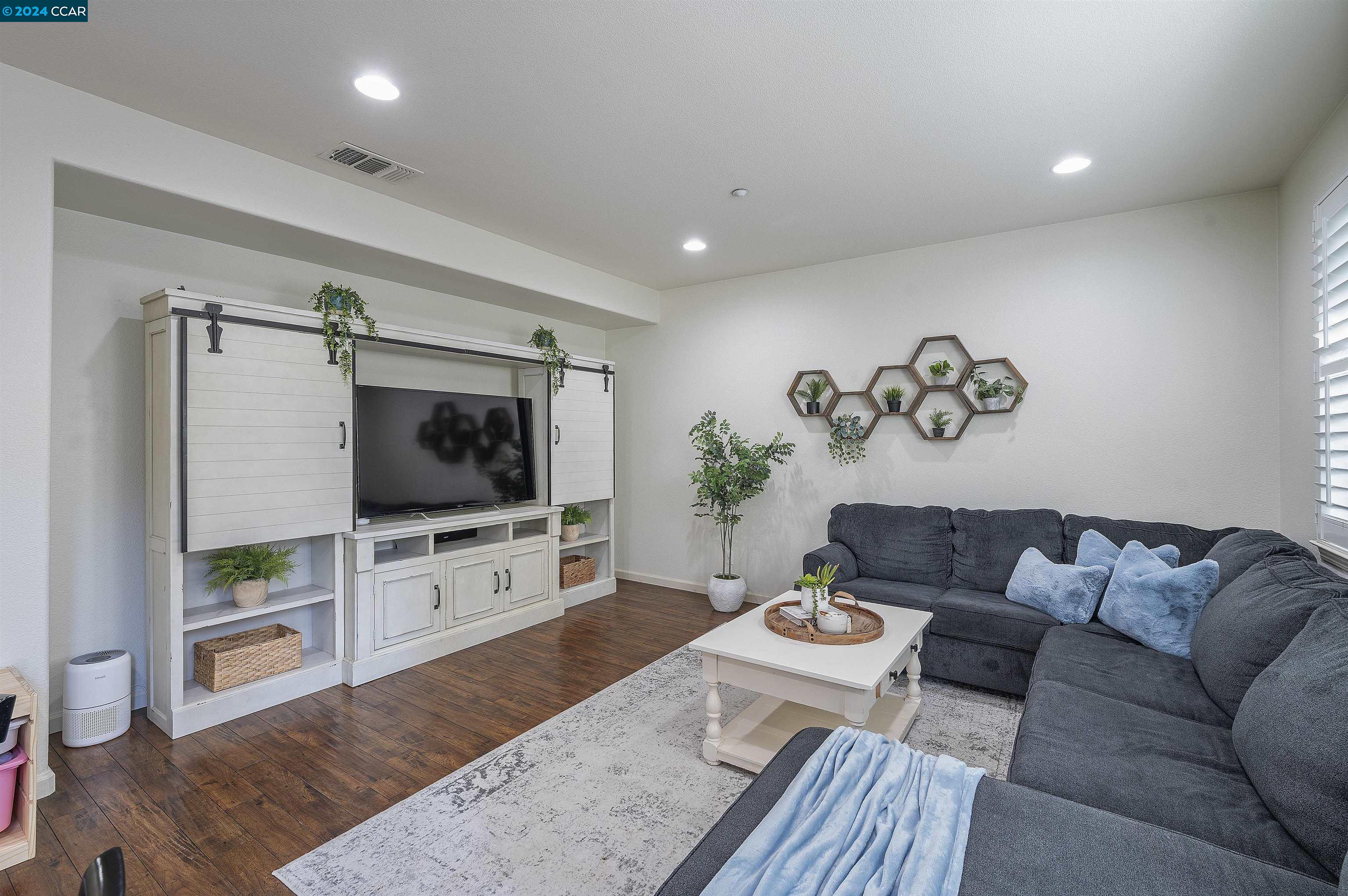Detail Gallery Image 3 of 57 For 664 Falling Star Dr, Martinez,  CA 94553 - 3 Beds | 2/1 Baths