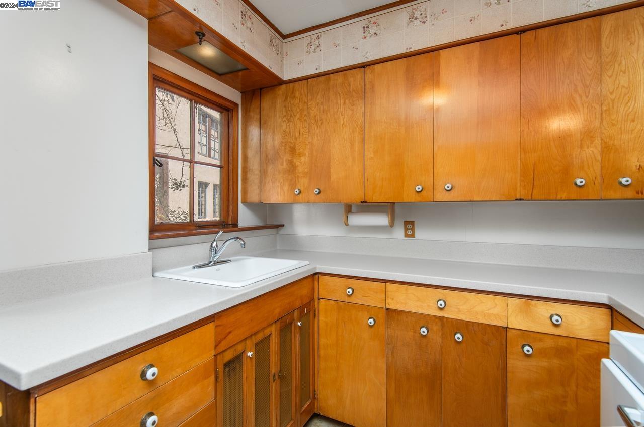 Detail Gallery Image 12 of 42 For 630 Alma Ave, Oakland,  CA 94610 - 3 Beds | 1/1 Baths
