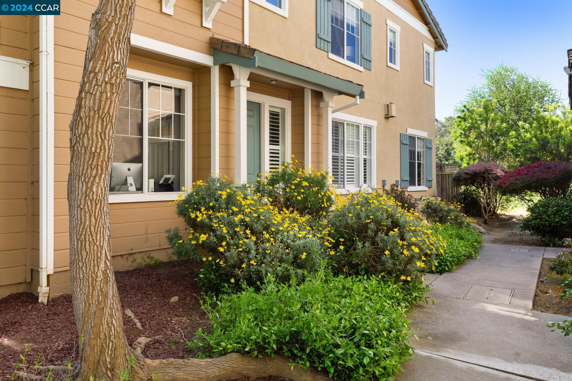 Detail Gallery Image 2 of 28 For 22651 Canyon Terrace Drive, Castro Valley,  CA 94552 - 3 Beds | 2/1 Baths