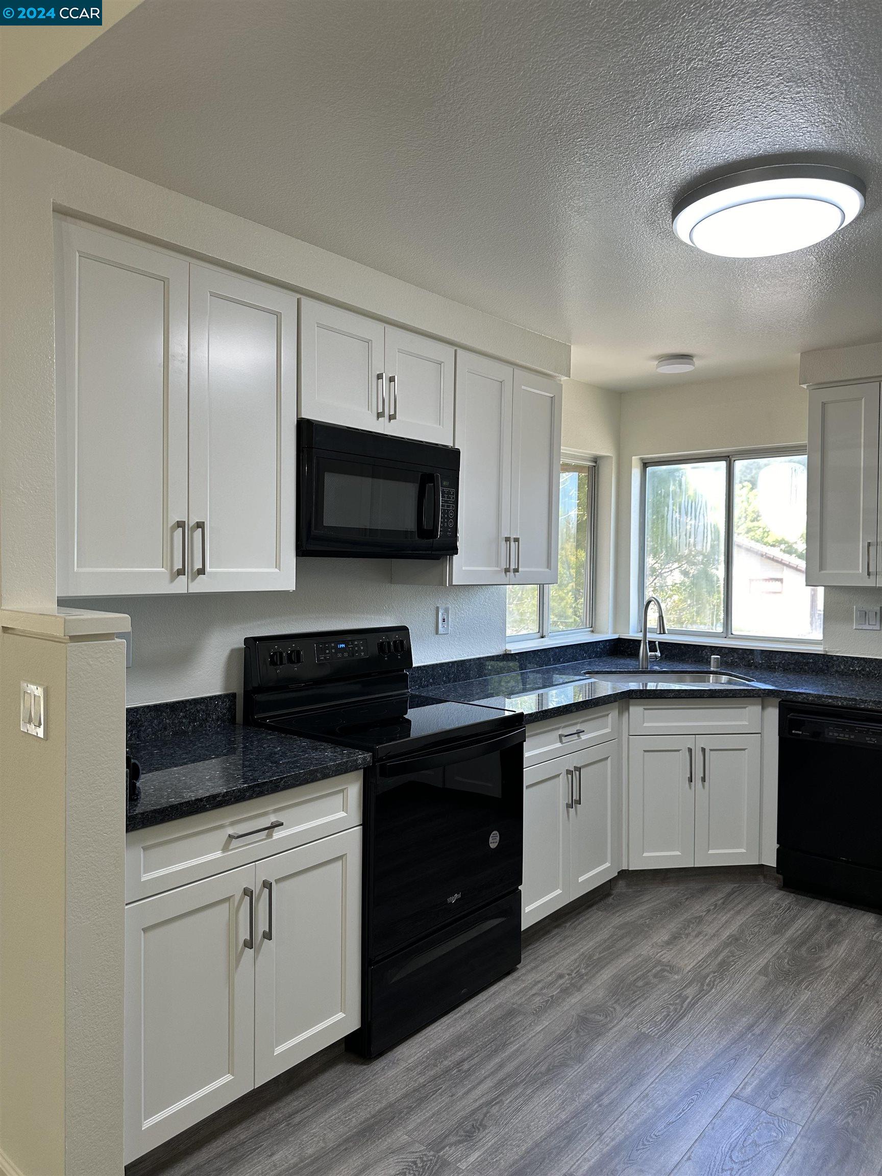 Detail Gallery Image 4 of 16 For 161 Tuscany Ct, Hercules,  CA 94547 - 2 Beds | 2 Baths