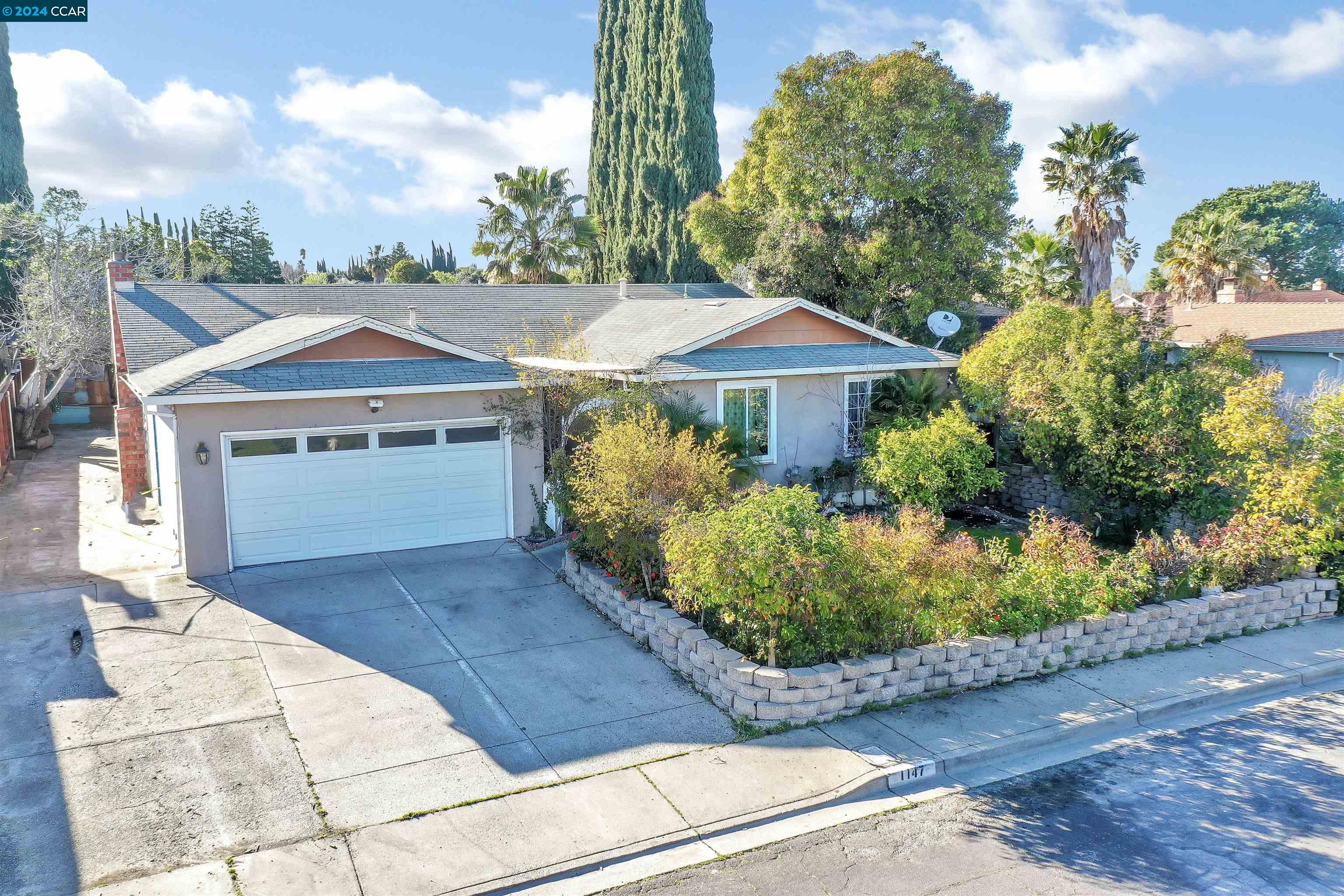 This INCREDIBLE fixer opportunity with a pool and enormous potential in Pittsburg's Vista Del Rio neighborhood! This SINGLE STORY house features 6 bedrooms, possible RV/boat parking and a pool waiting to be brought back to life. Close proximity to schools, parks and trails! This gem is truly a Must See and will go fast! Come take a look today!