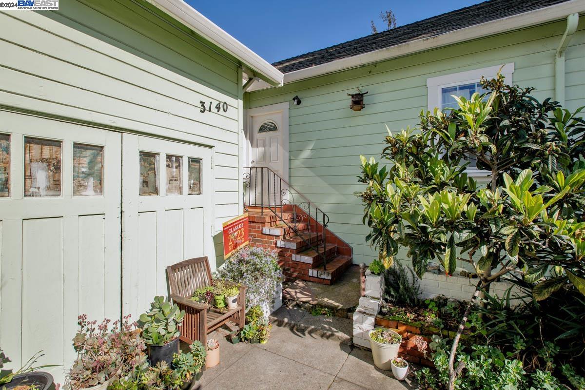 Detail Gallery Image 3 of 10 For 3140 E 27th St, Oakland,  CA 94601 - 3 Beds | 2 Baths