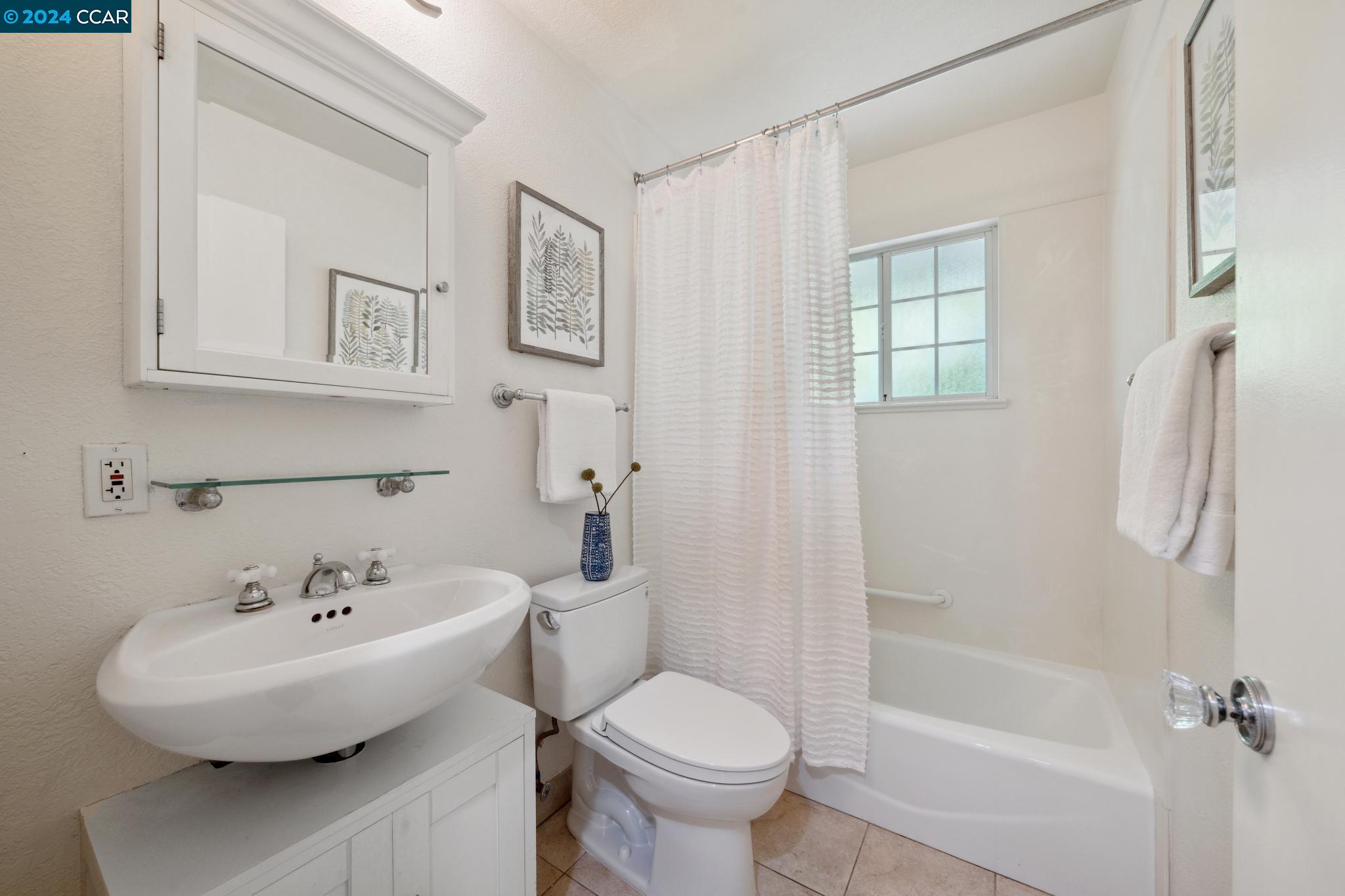 Detail Gallery Image 17 of 41 For 1738 Indian Way, Oakland,  CA 94611 - 3 Beds | 2 Baths