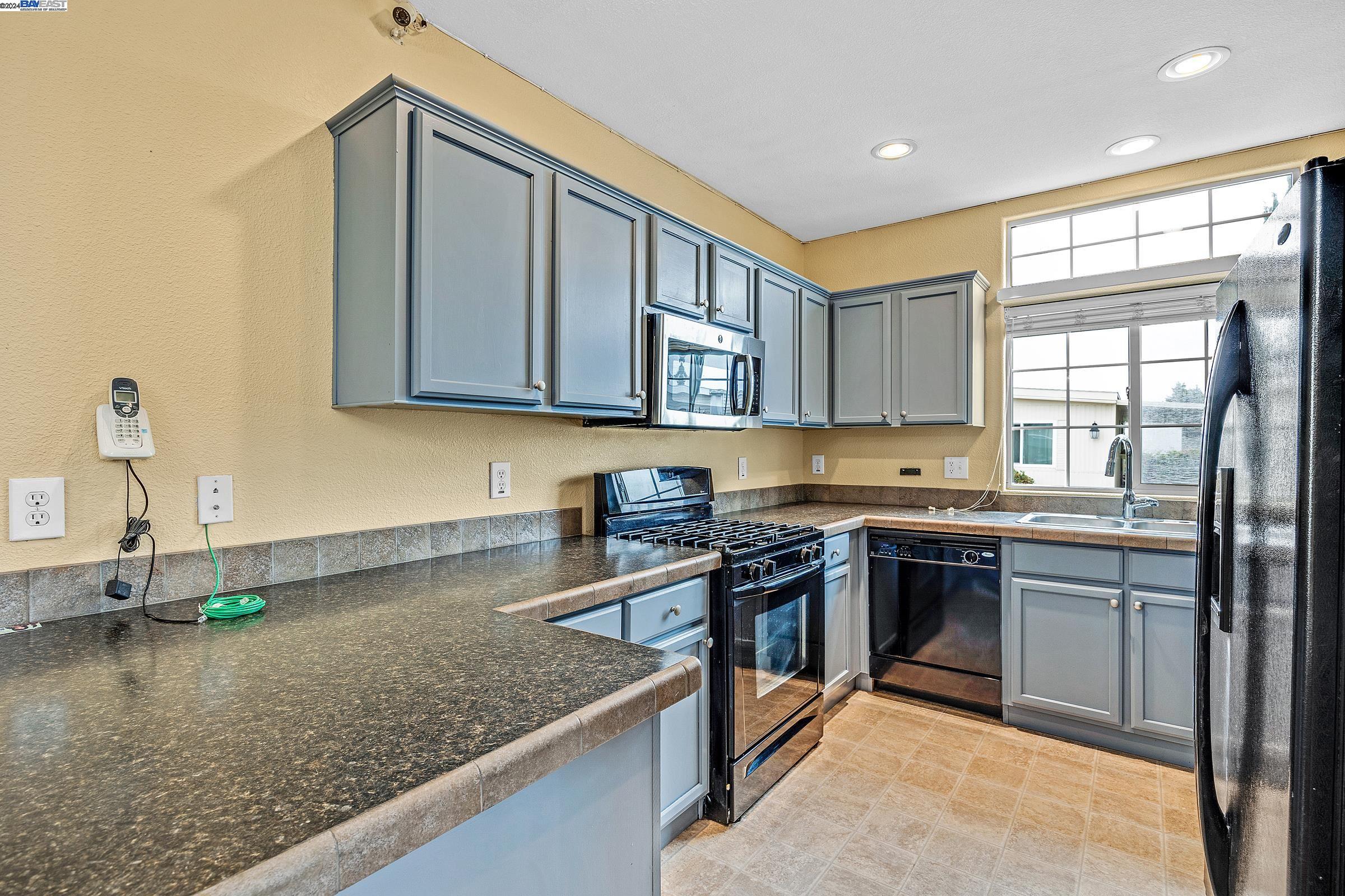Detail Gallery Image 11 of 32 For 1441 Macatera Ave #252,  Hayward,  CA 94544-6232 - 3 Beds | 2 Baths