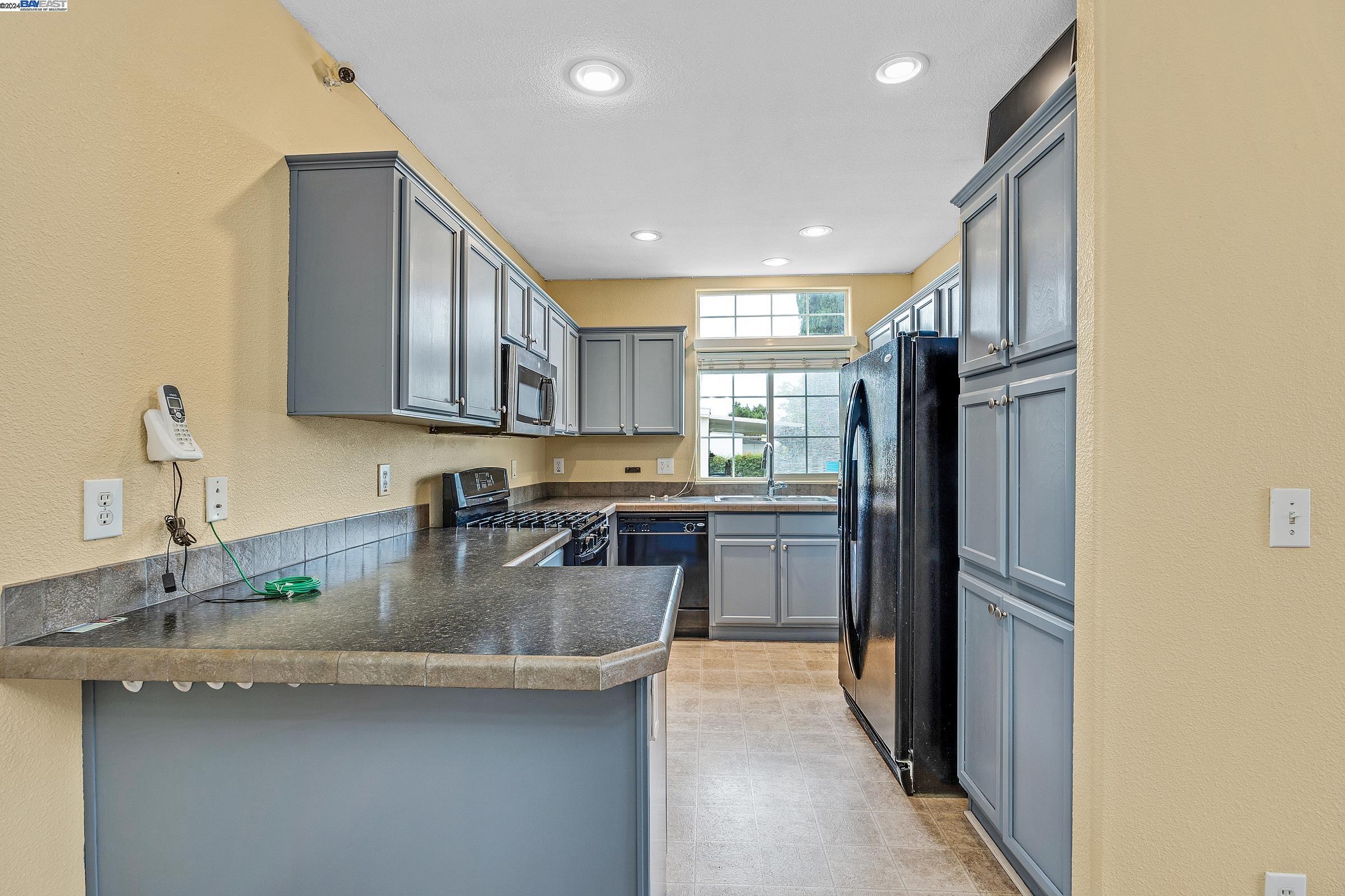 Detail Gallery Image 10 of 32 For 1441 Macatera Ave #252,  Hayward,  CA 94544-6232 - 3 Beds | 2 Baths