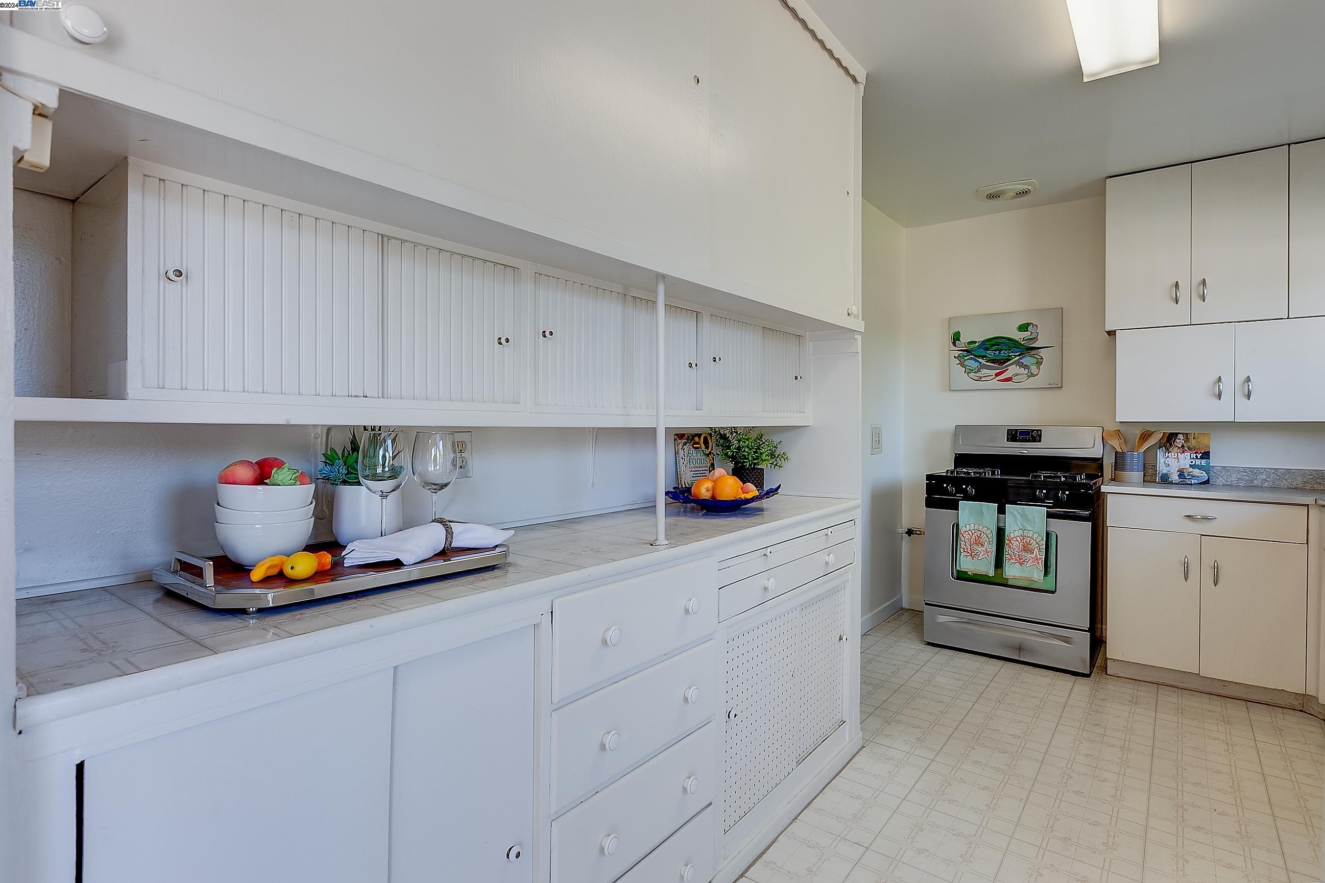 Detail Gallery Image 5 of 18 For 17827 Rainier Ave, Hayward,  CA 94541 - 2 Beds | 1 Baths