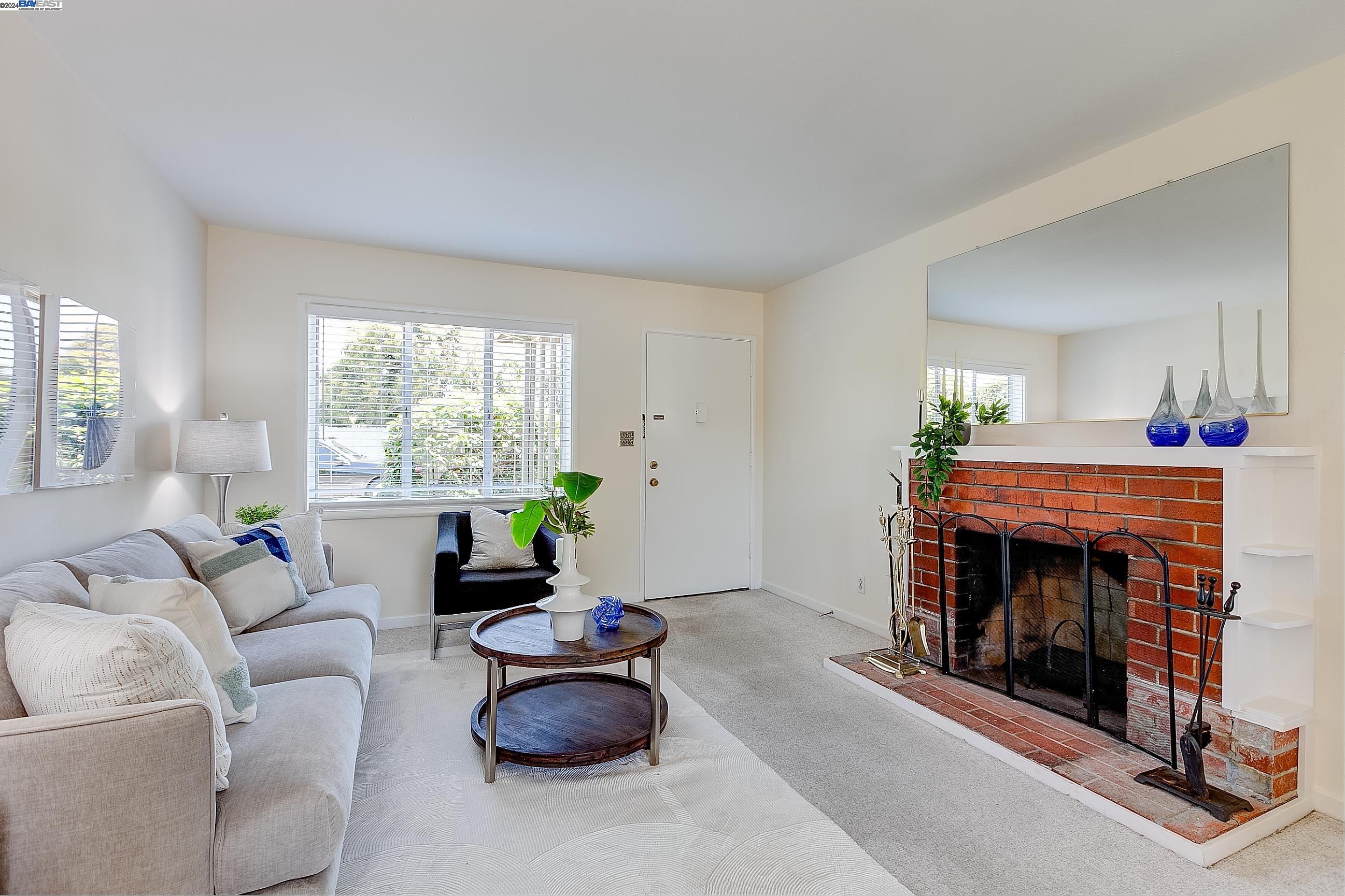 Detail Gallery Image 7 of 18 For 17827 Rainier Ave, Hayward,  CA 94541 - 2 Beds | 1 Baths