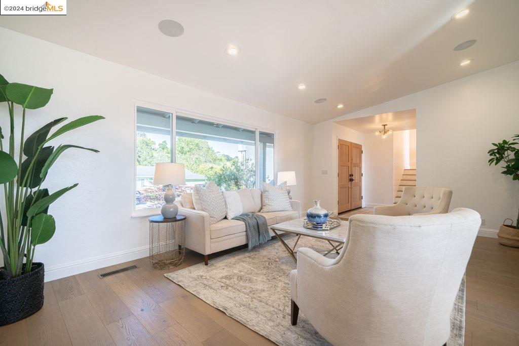 Detail Gallery Image 5 of 41 For 7627 Hansom Dr, Oakland,  CA 94605 - 4 Beds | 2/1 Baths