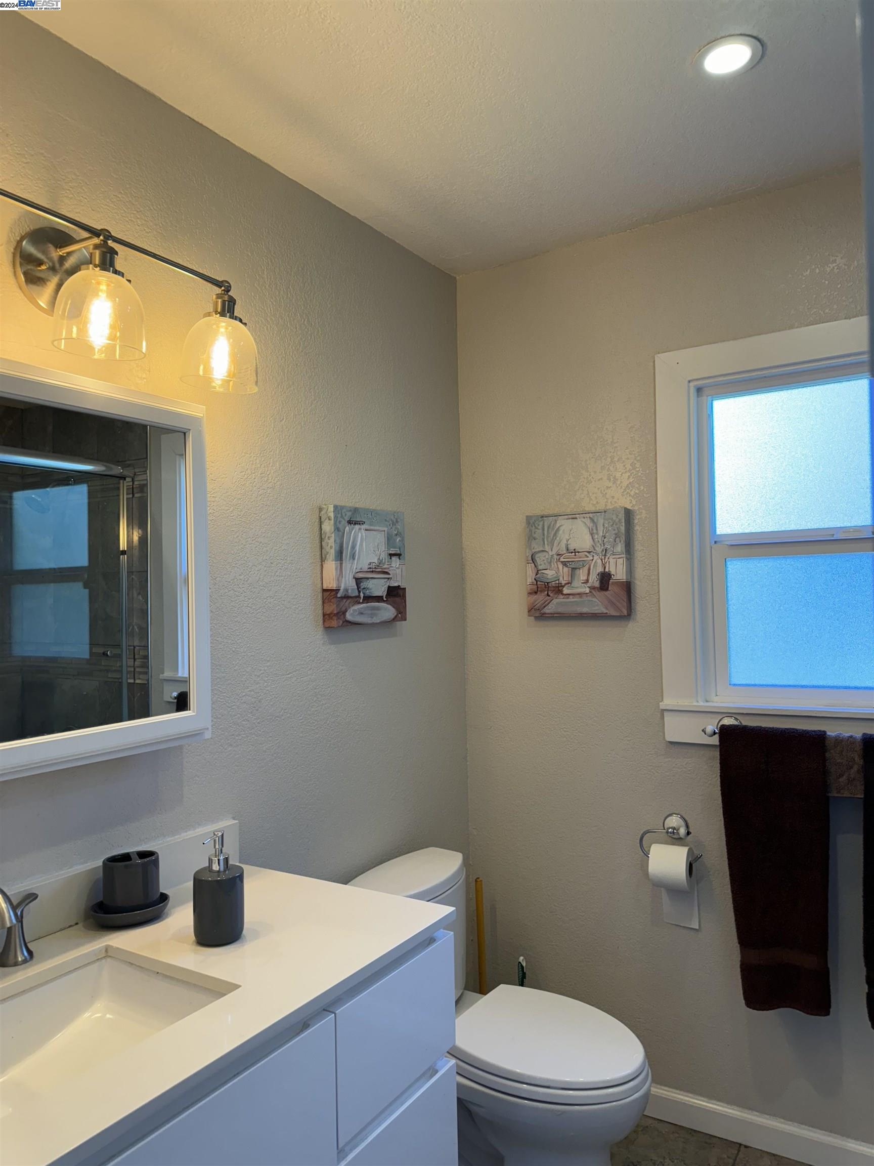 Detail Gallery Image 5 of 26 For 7701 Greenly Dr, Oakland,  CA 94605 - 3 Beds | 1/1 Baths