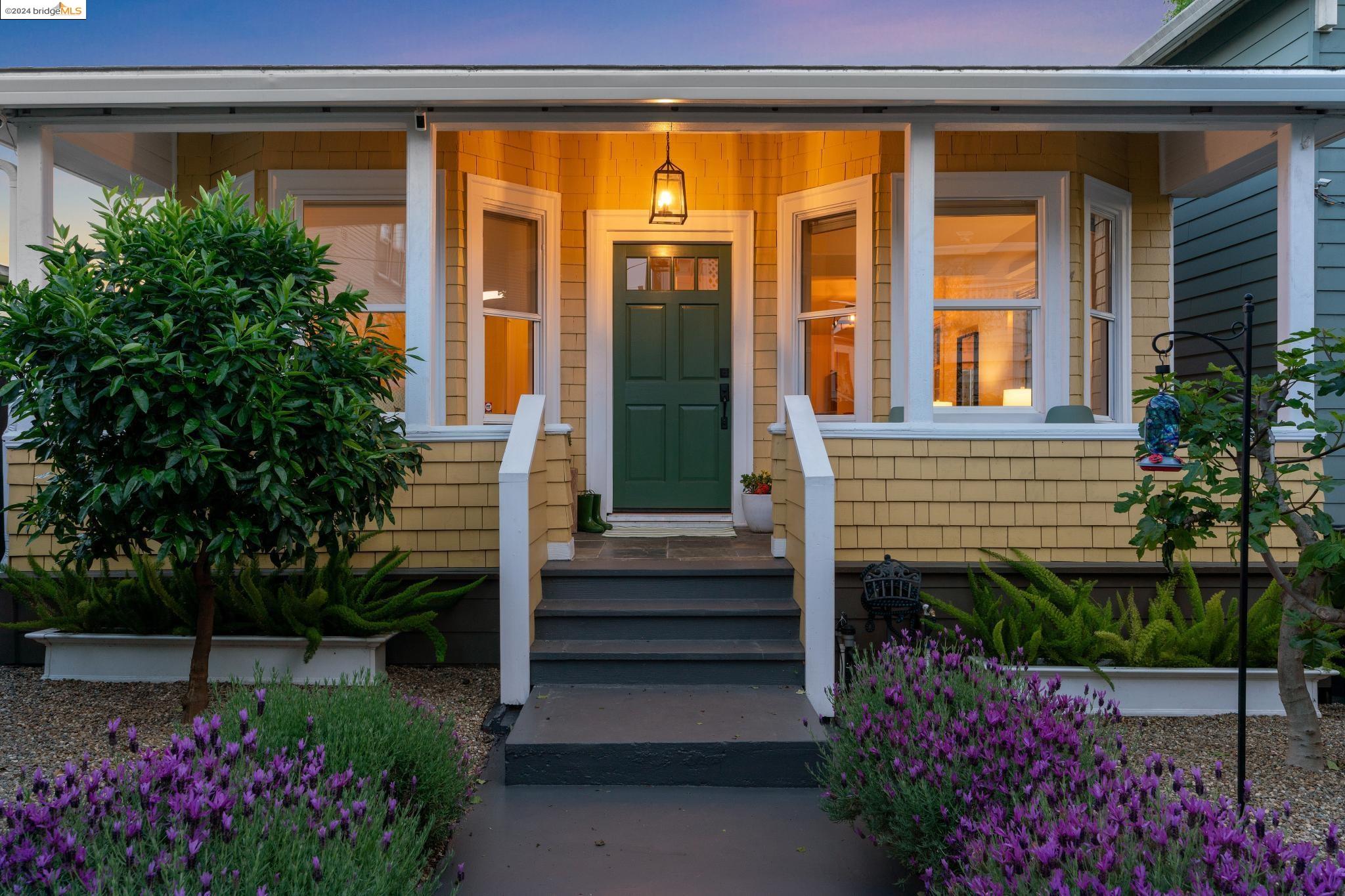 Detail Gallery Image 1 of 1 For 859 32nd St, Oakland,  CA 94608 - 2 Beds | 2 Baths