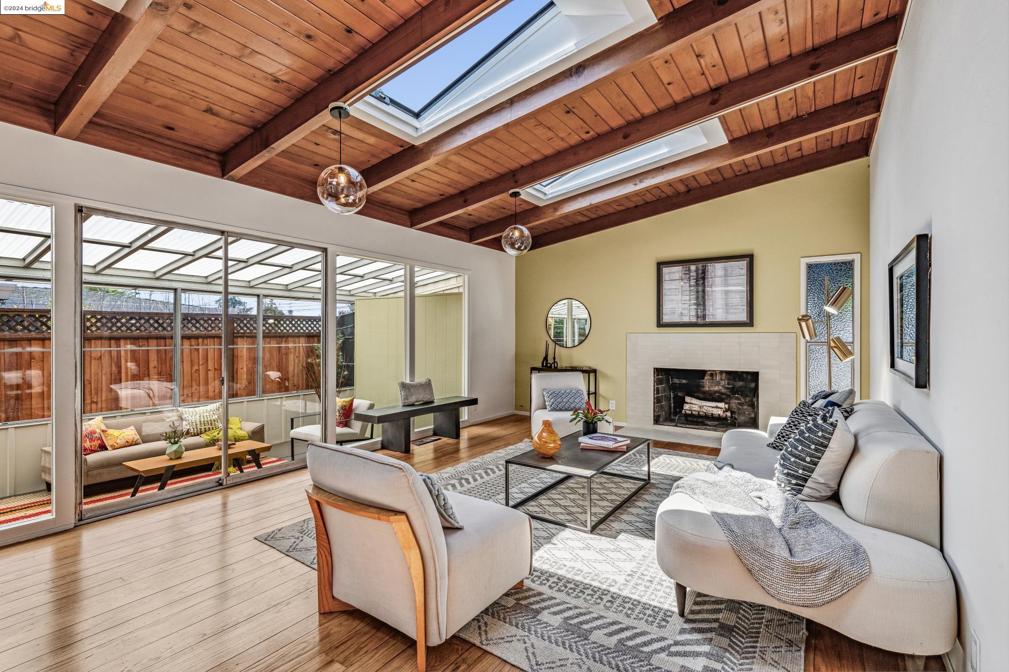 Detail Gallery Image 2 of 44 For 1218 Lawrence St, El Cerrito,  CA 94530 - 3 Beds | 2 Baths
