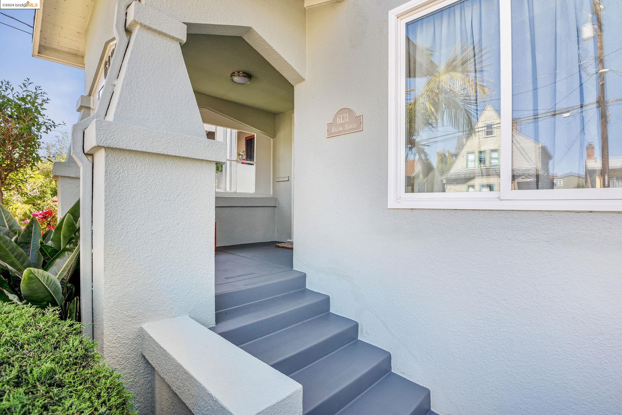 Detail Gallery Image 2 of 35 For 6131 Racine St, Oakland,  CA 94609 - 4 Beds | 2 Baths