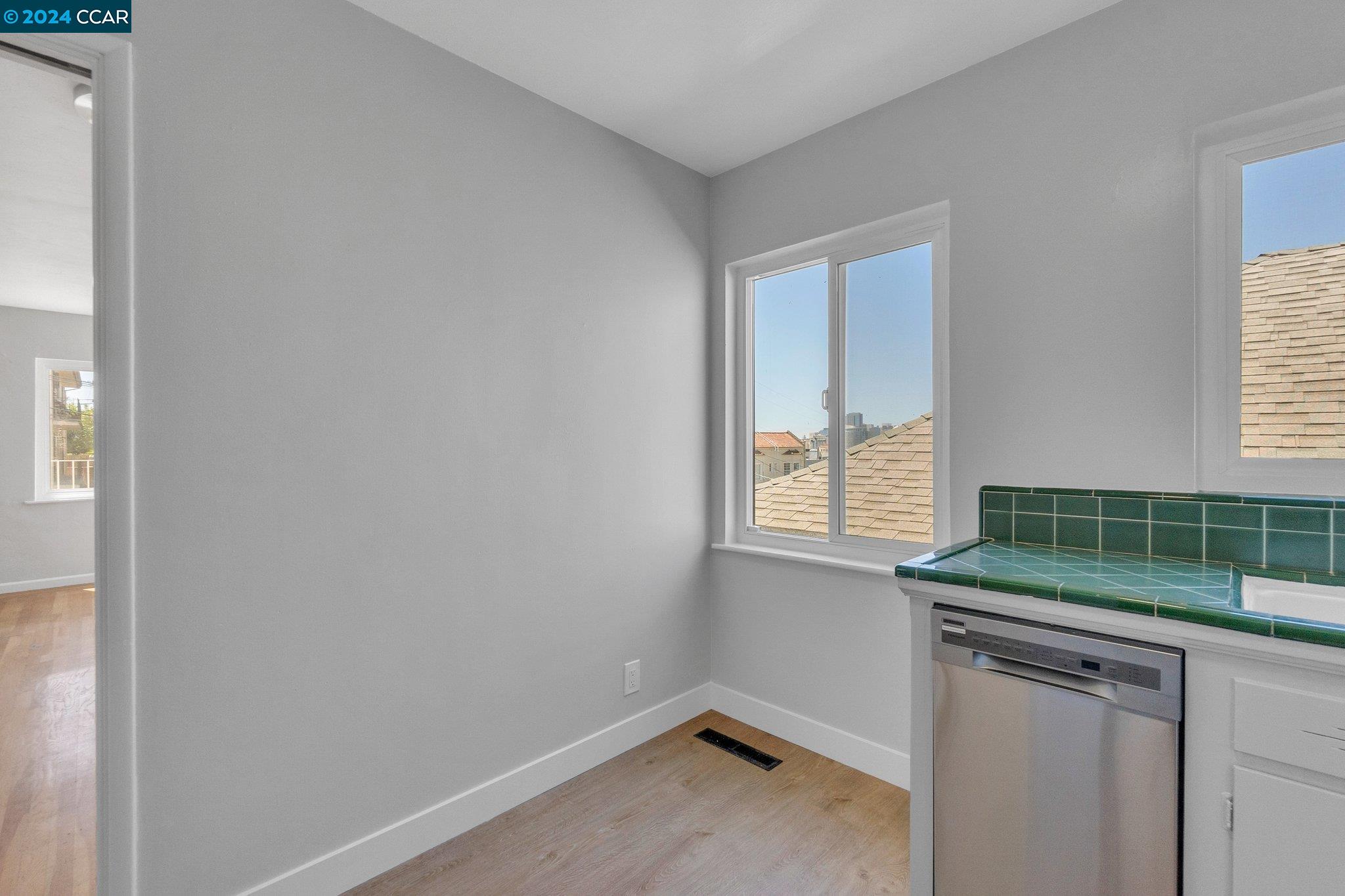 Detail Gallery Image 9 of 27 For 650 Hillsborough St, Oakland,  CA 94606 - – Beds | – Baths