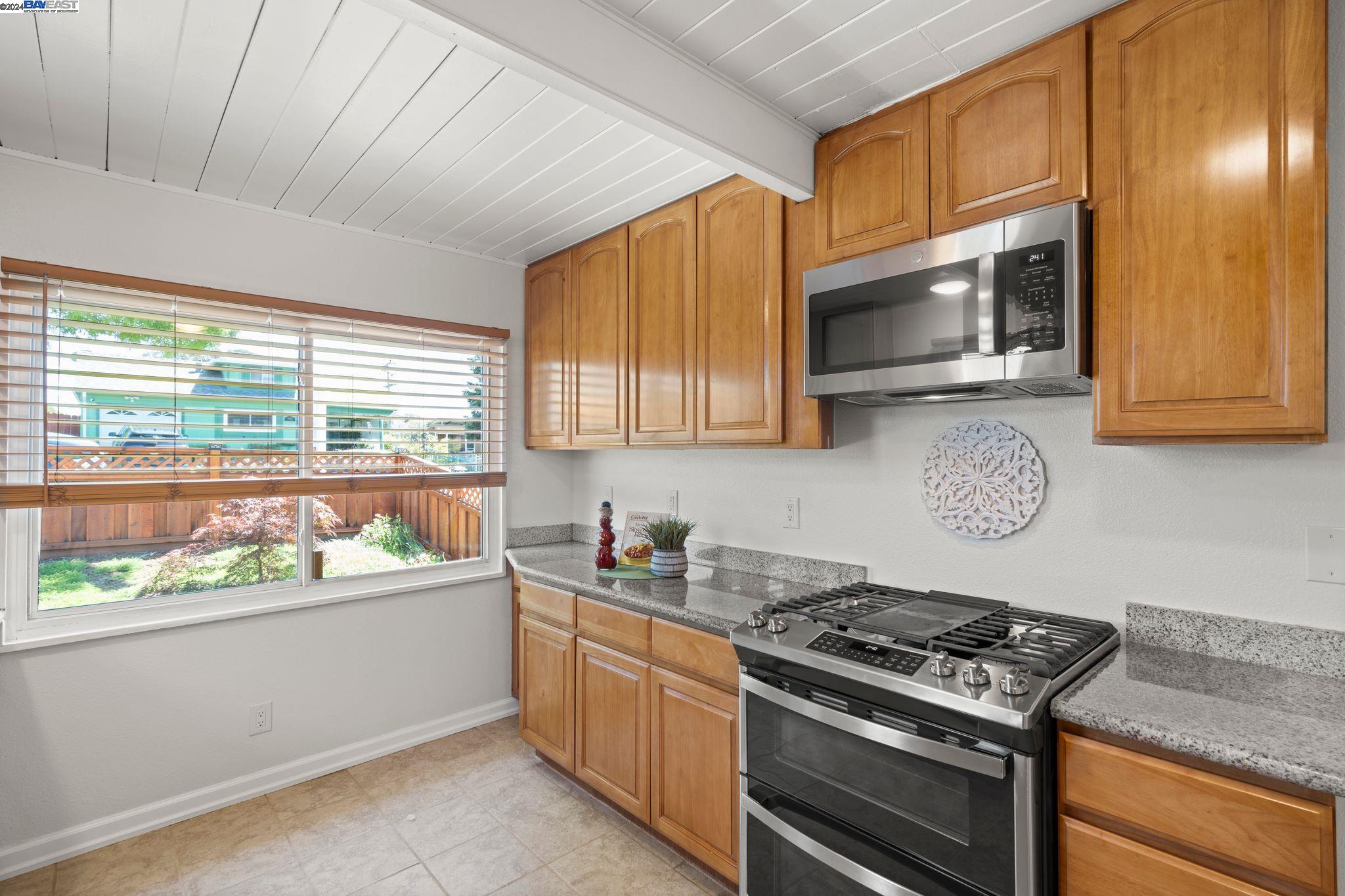 Detail Gallery Image 12 of 29 For 3139 Groom Dr, Richmond,  CA 94806 - 4 Beds | 2 Baths
