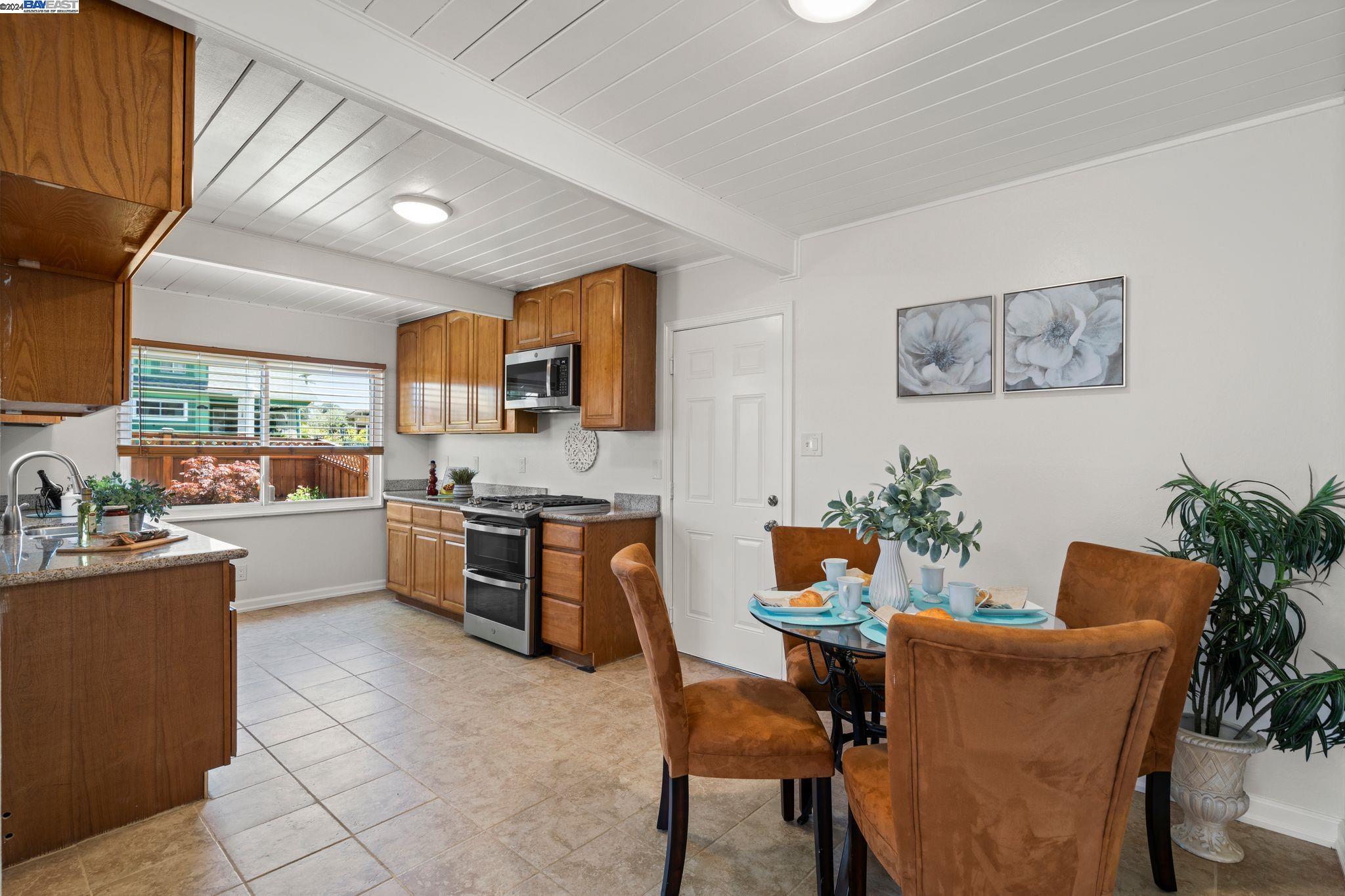 Detail Gallery Image 8 of 29 For 3139 Groom Dr, Richmond,  CA 94806 - 4 Beds | 2 Baths