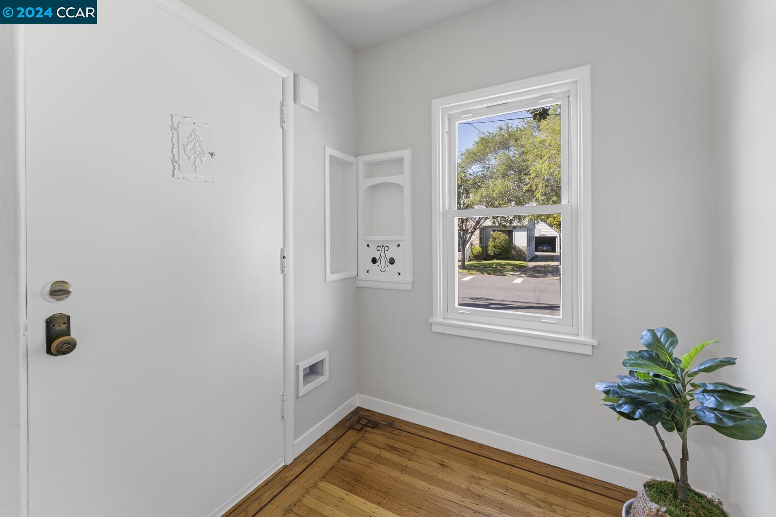 Detail Gallery Image 3 of 34 For 2818 Nevin Ave, Richmond,  CA 94804 - 2 Beds | 1 Baths