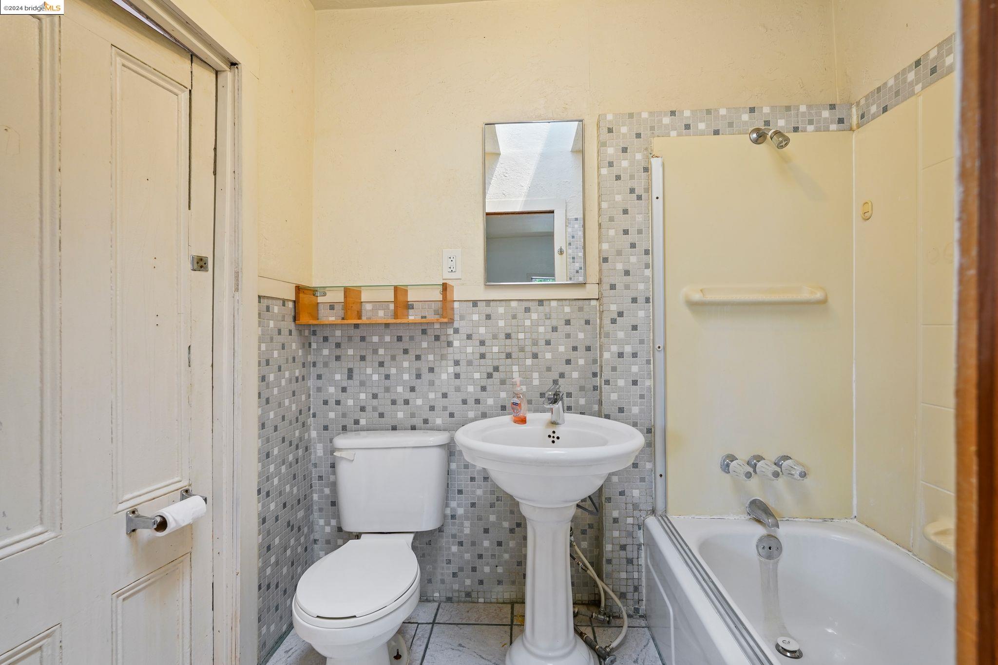 Detail Gallery Image 19 of 38 For 3720 Wisconsin St, Oakland,  CA 94619 - 2 Beds | 2 Baths