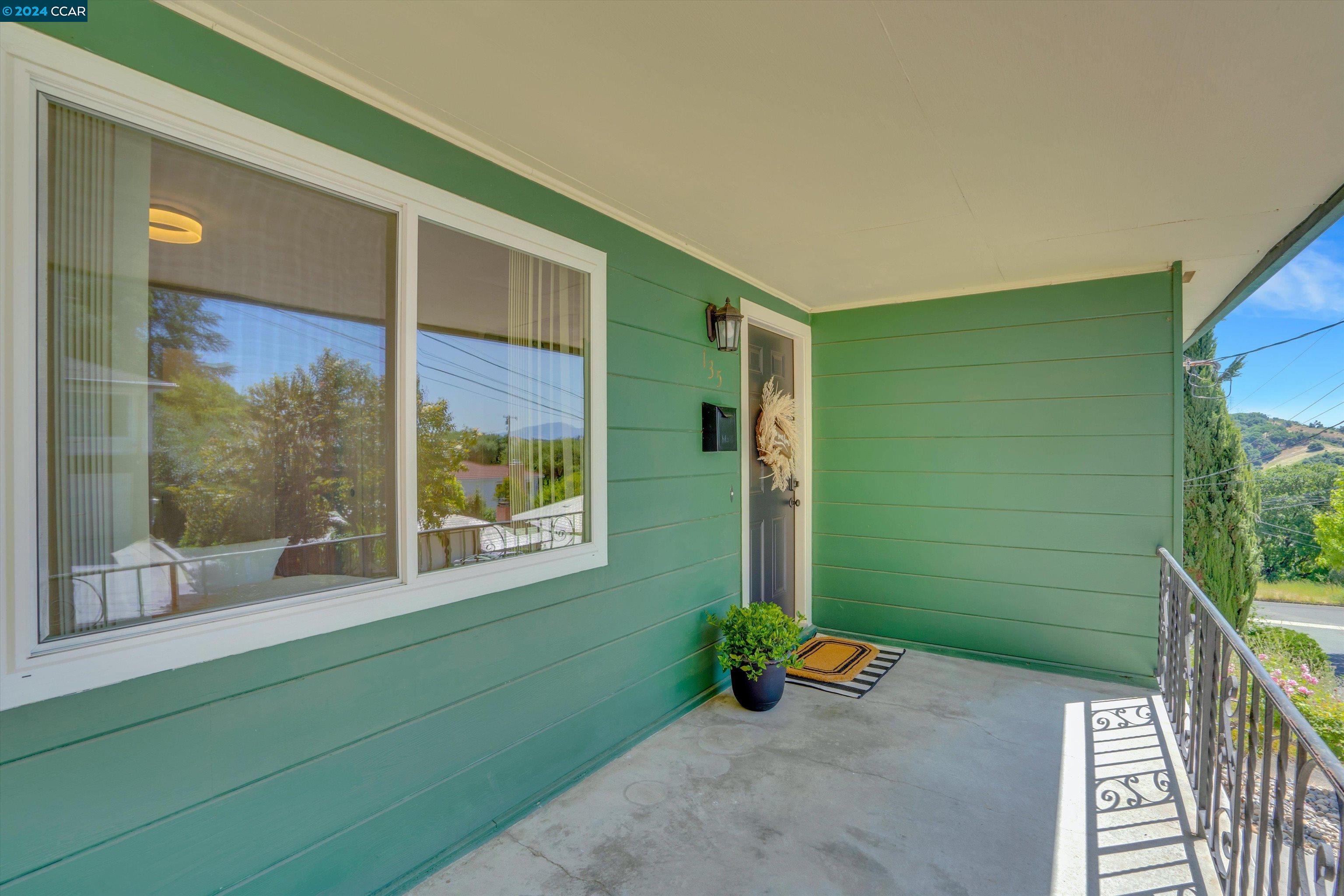 Detail Gallery Image 6 of 45 For 135 Saint Marys Ct, Martinez,  CA 94553 - 4 Beds | 2 Baths