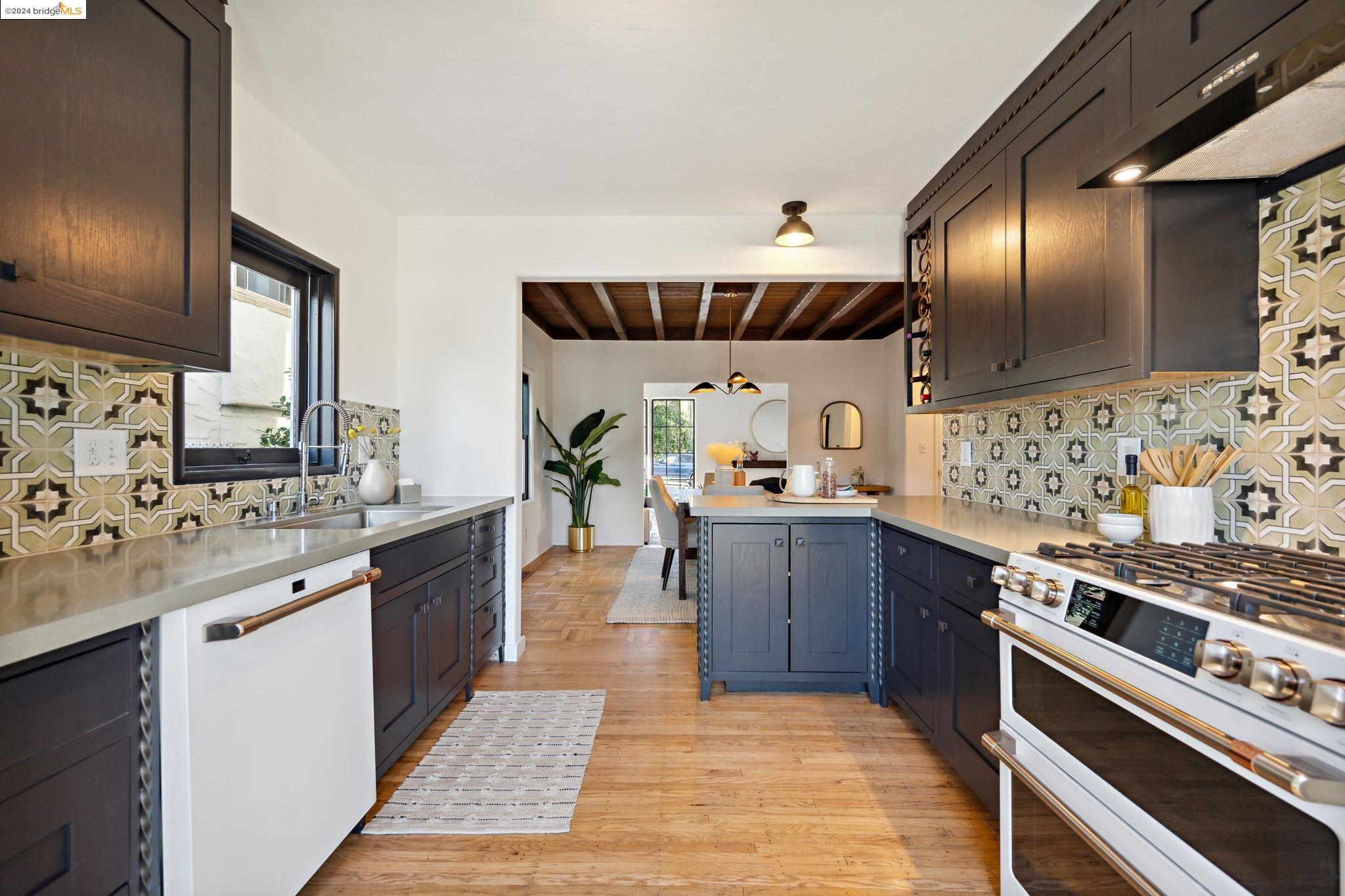 Detail Gallery Image 11 of 46 For 7 Veteran Way, Oakland,  CA 94602 - 4 Beds | 4 Baths