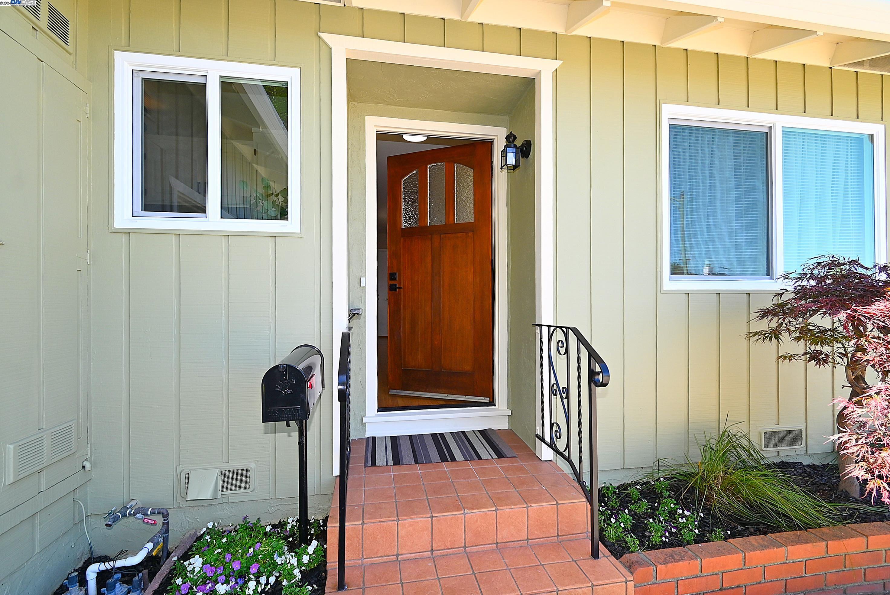 Detail Gallery Image 3 of 31 For 118 Dahlia Dr., Alameda,  CA 94502 - 3 Beds | 2 Baths