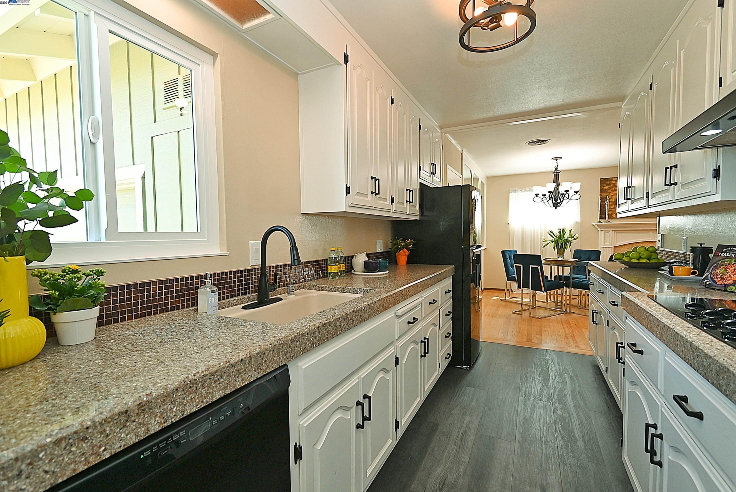 Detail Gallery Image 5 of 31 For 118 Dahlia Dr., Alameda,  CA 94502 - 3 Beds | 2 Baths