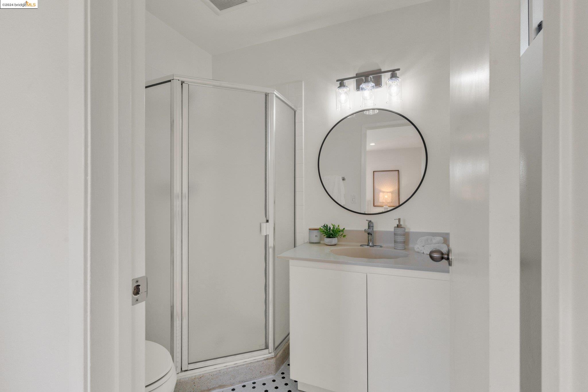 Detail Gallery Image 26 of 40 For 1233 Broadway #C,  Alameda,  CA 94501 - 3 Beds | 2 Baths