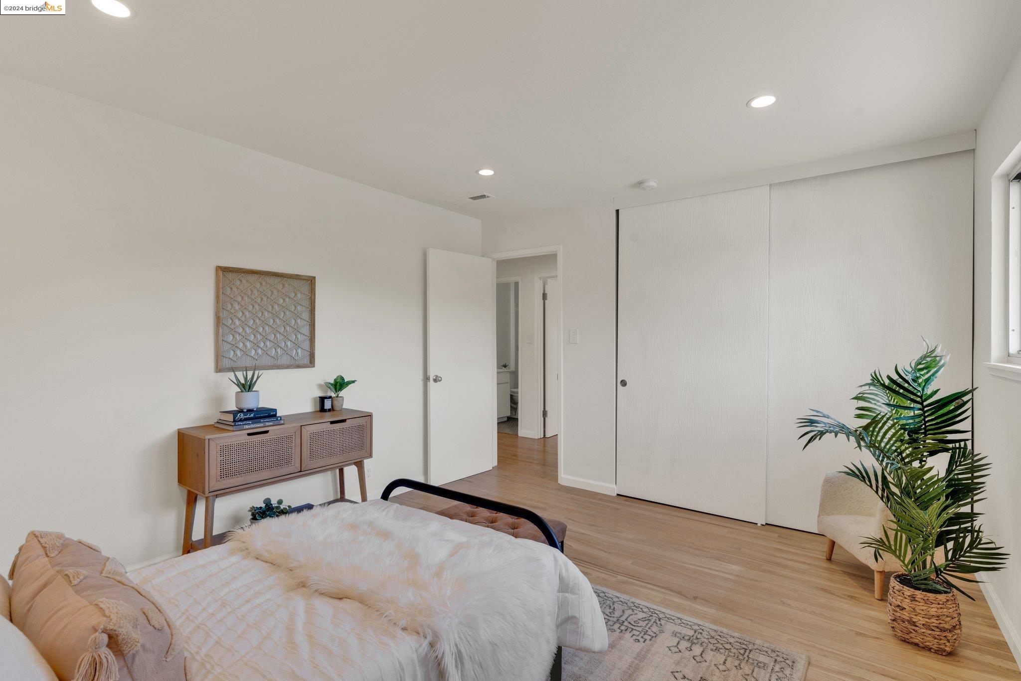 Detail Gallery Image 28 of 40 For 1233 Broadway #C,  Alameda,  CA 94501 - 3 Beds | 2 Baths