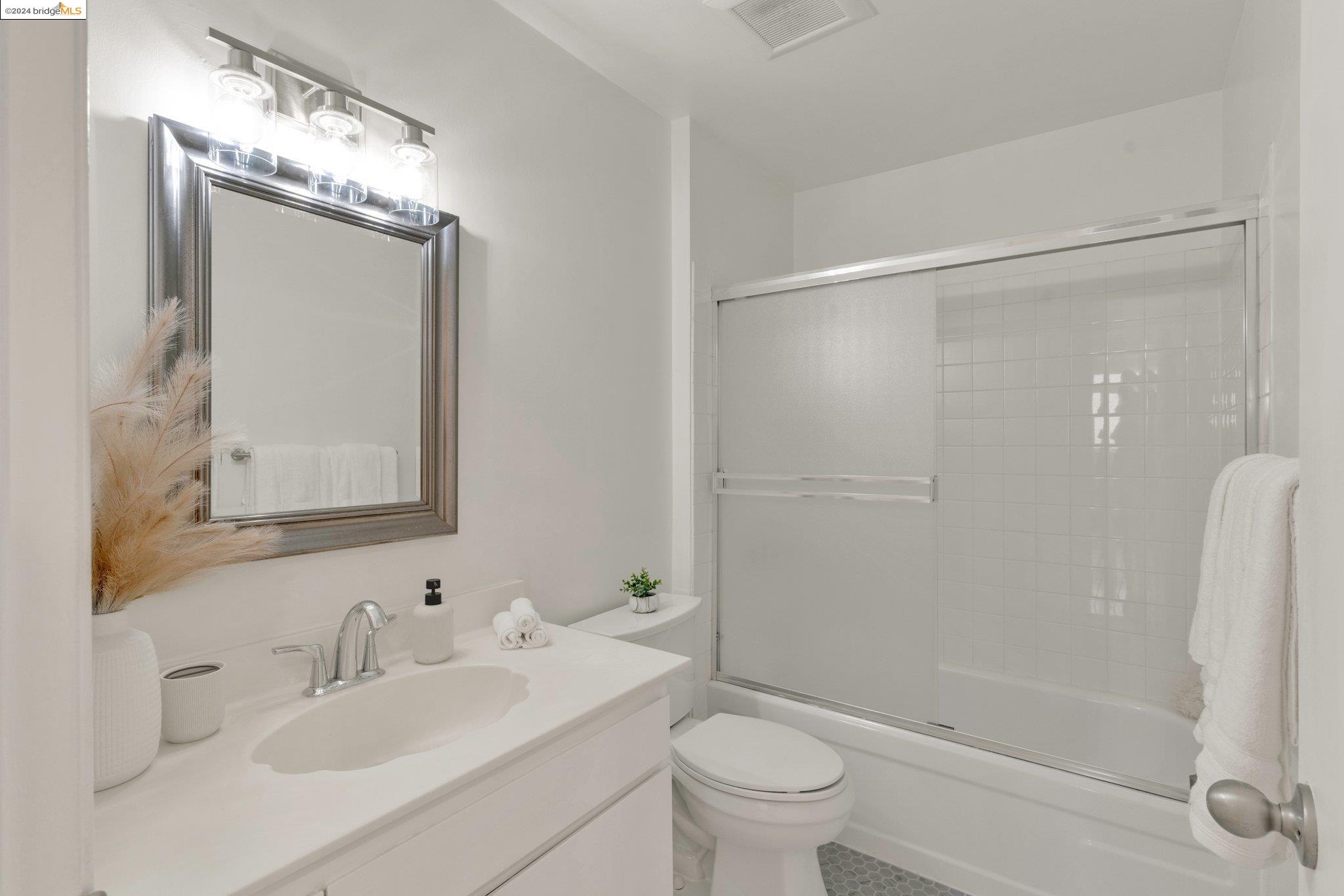 Detail Gallery Image 29 of 40 For 1233 Broadway #C,  Alameda,  CA 94501 - 3 Beds | 2 Baths