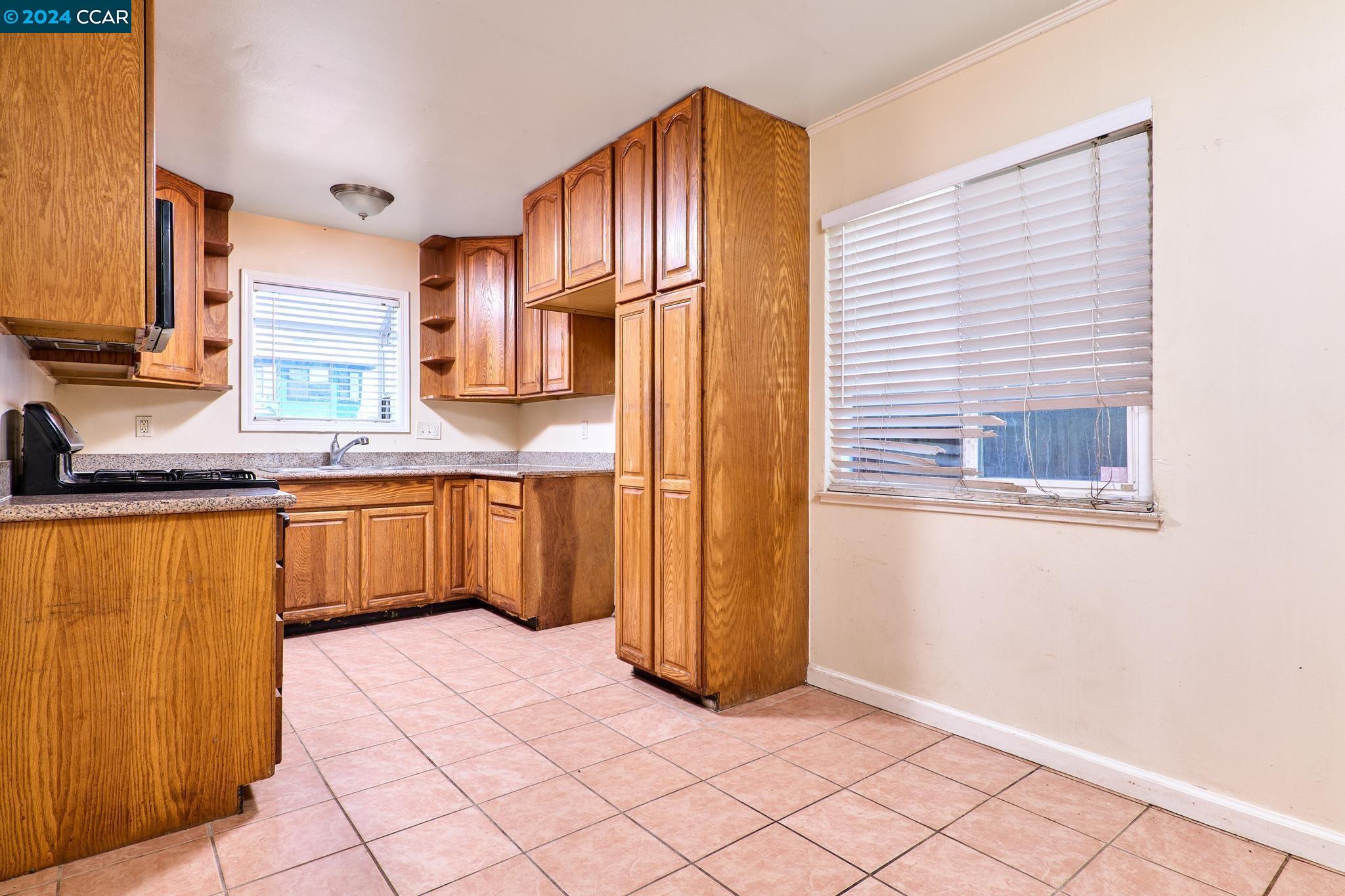 Detail Gallery Image 4 of 19 For 160 S 33rd St, Richmond,  CA 94804 - 3 Beds | 1/1 Baths