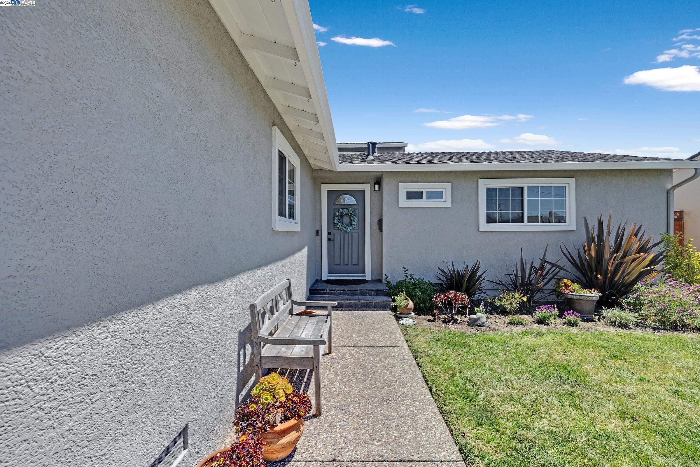 Detail Gallery Image 2 of 29 For 1704 via Amigos, San Lorenzo,  CA 94580 - 4 Beds | 2/1 Baths