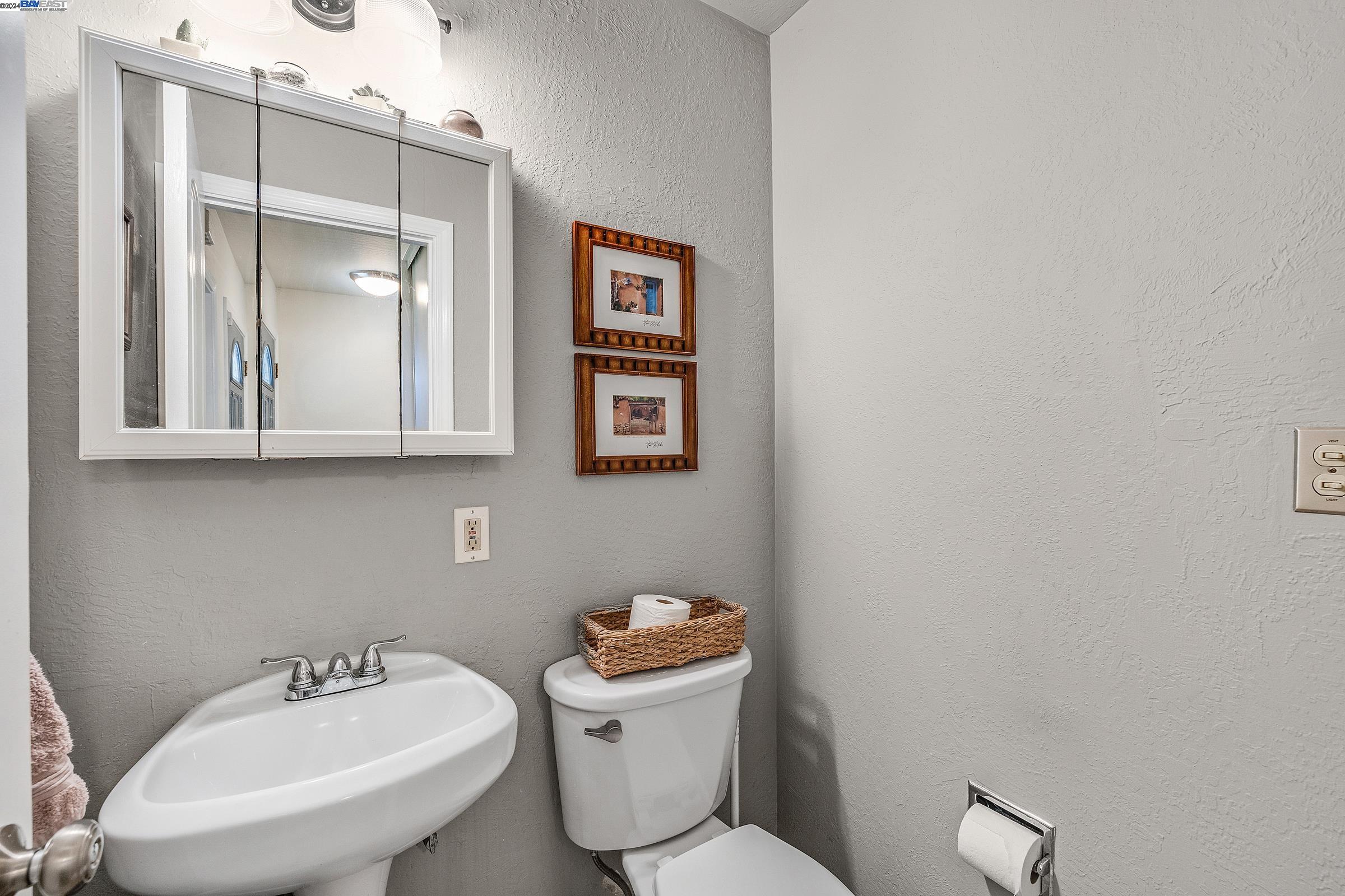 Detail Gallery Image 13 of 29 For 1704 via Amigos, San Lorenzo,  CA 94580 - 4 Beds | 2/1 Baths