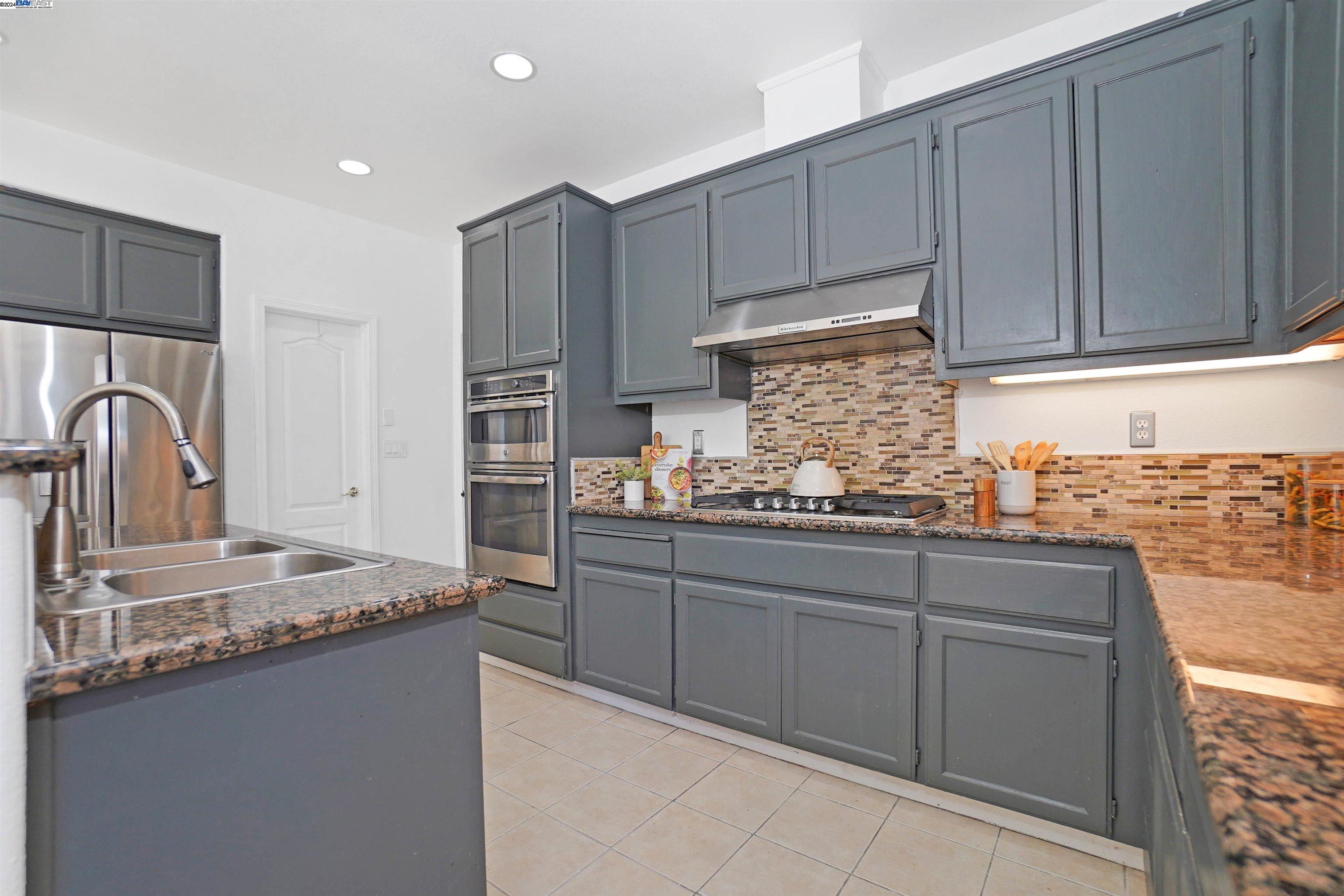 Detail Gallery Image 13 of 32 For 2071 Redbud Way, Antioch,  CA 94509 - 4 Beds | 2/1 Baths