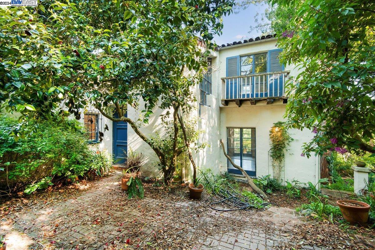 Detail Gallery Image 1 of 1 For 964 Regal Rd, Berkeley,  CA 94708 - 4 Beds | 2/1 Baths