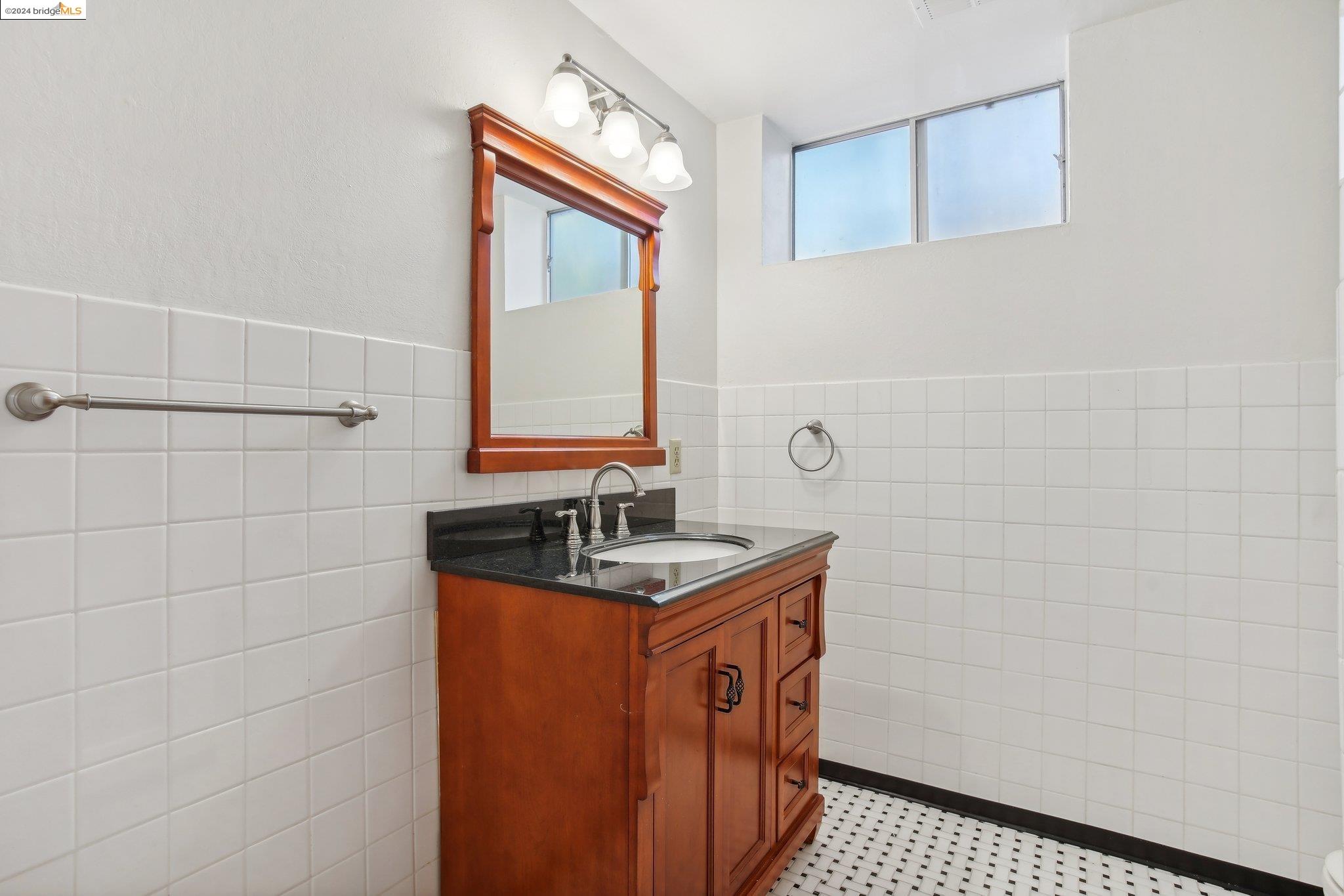Detail Gallery Image 31 of 59 For 11181 Ettrick St, Oakland,  CA 94605 - 5 Beds | 3/1 Baths