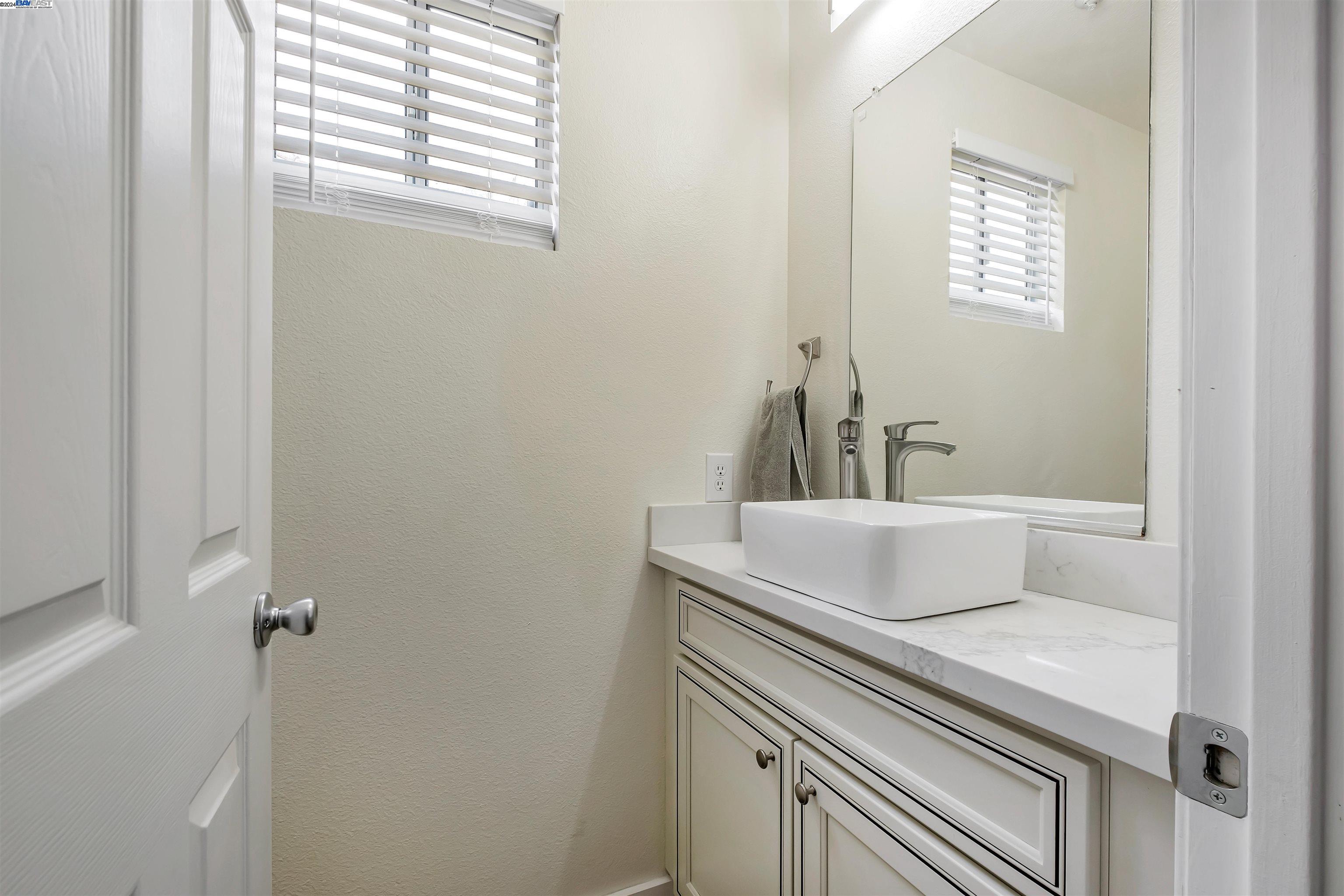 Detail Gallery Image 12 of 15 For 1099 La Vita Ter, Union City,  CA 94587 - 3 Beds | 2/1 Baths