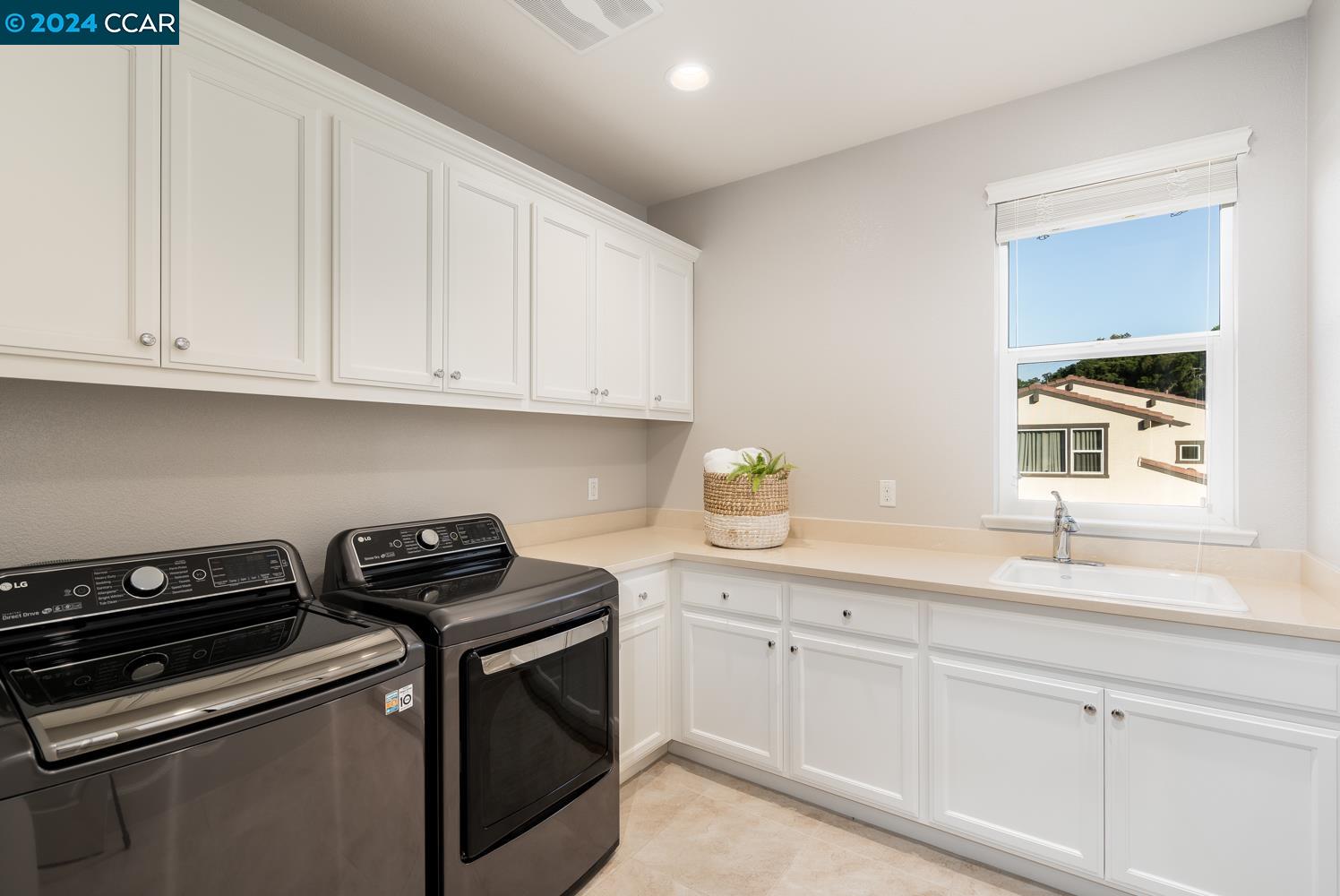 Detail Gallery Image 21 of 29 For 2348 Silver Oaks Ln, Pleasanton,  CA 94566 - 5 Beds | 5/1 Baths