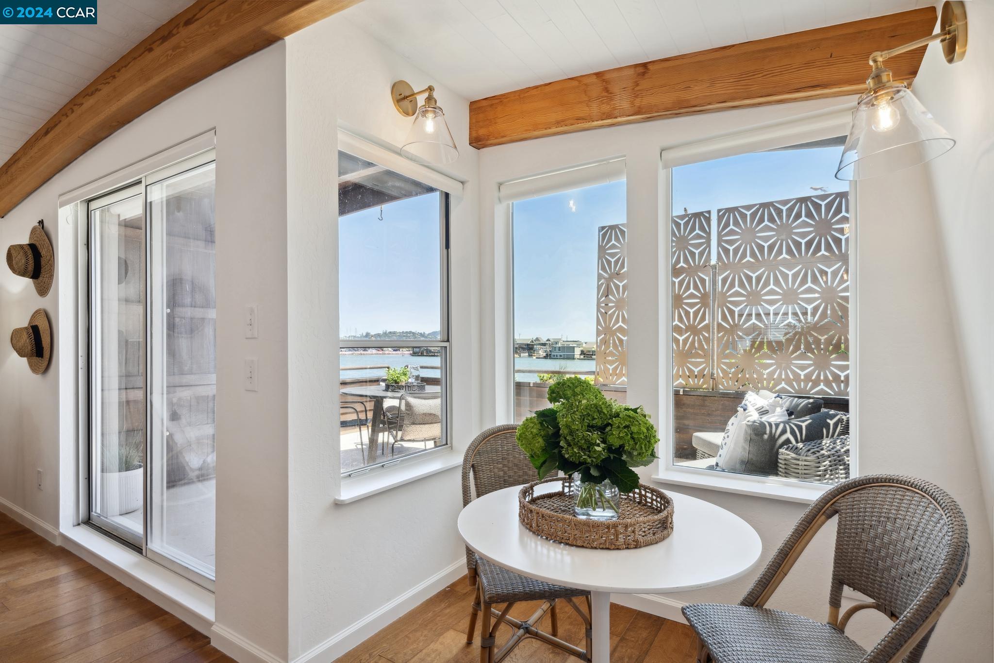 Detail Gallery Image 14 of 52 For 14 Gate 6 1/2 Road, Sausalito,  CA 94965 - 3 Beds | 2 Baths